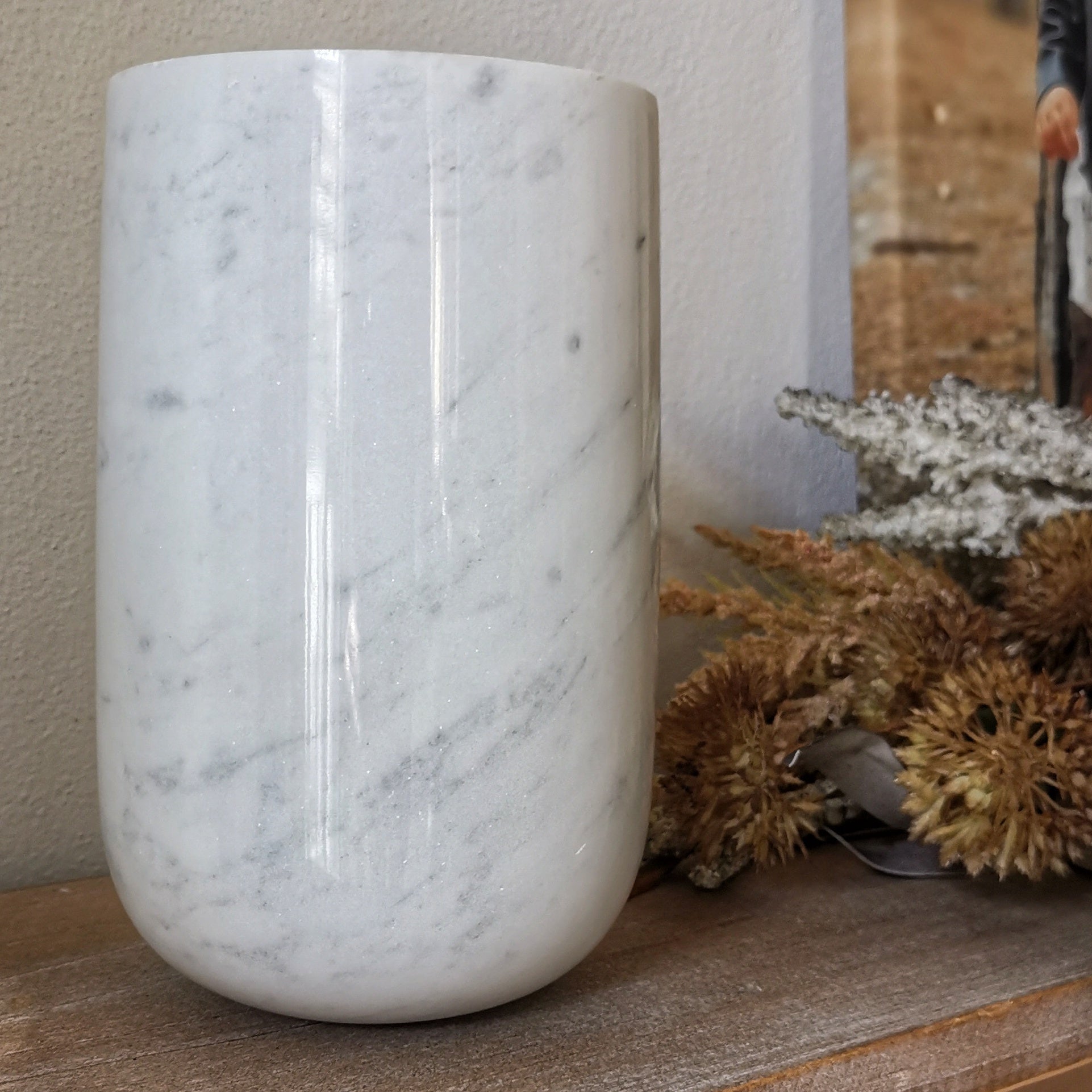Vaso 'Upside' in Marmo Bianco Carrara con venature uniche, decorazione elegante per la casa