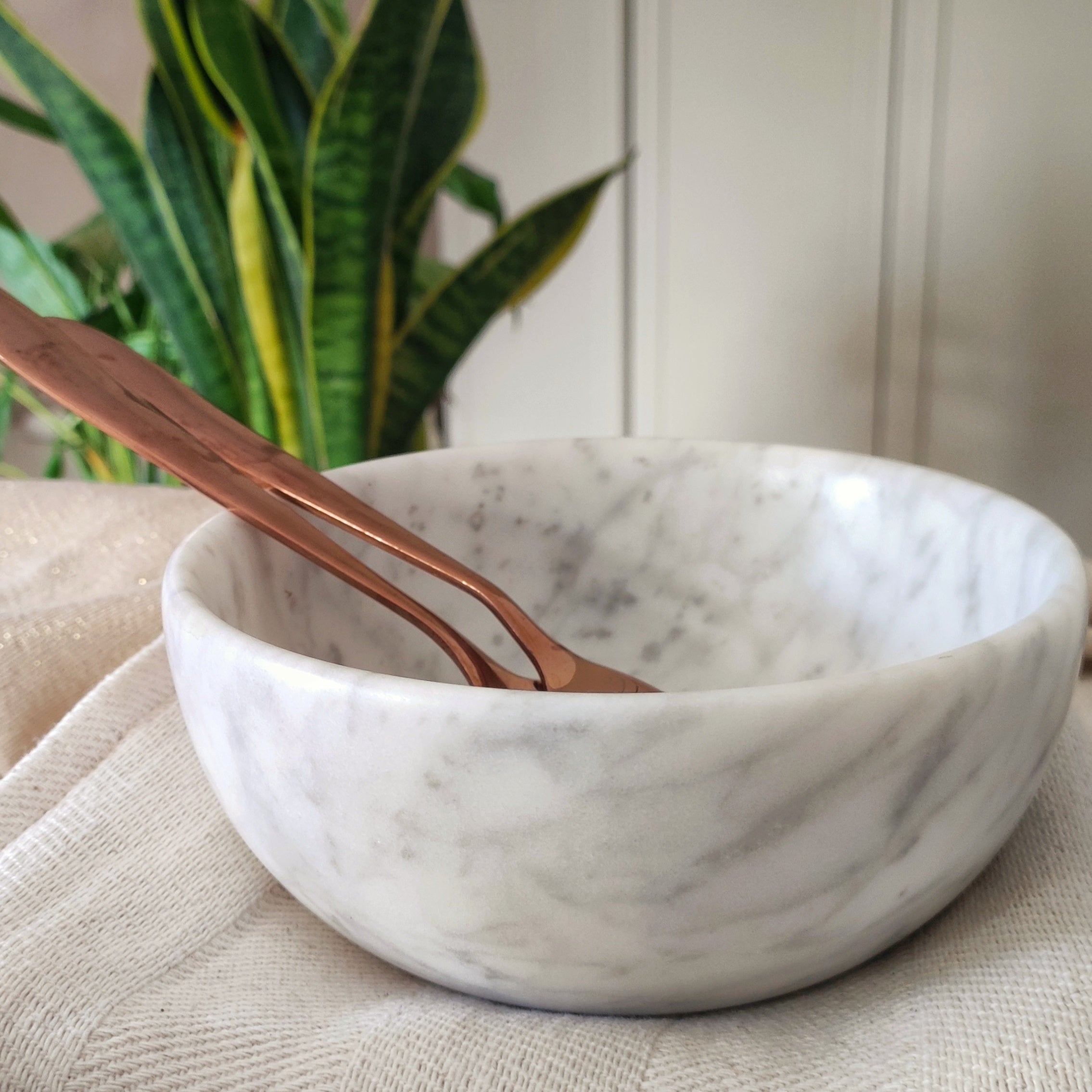 Bowl in Marmo Bianco di Carrara con venature uniche, accessorio elegante per la tavola.