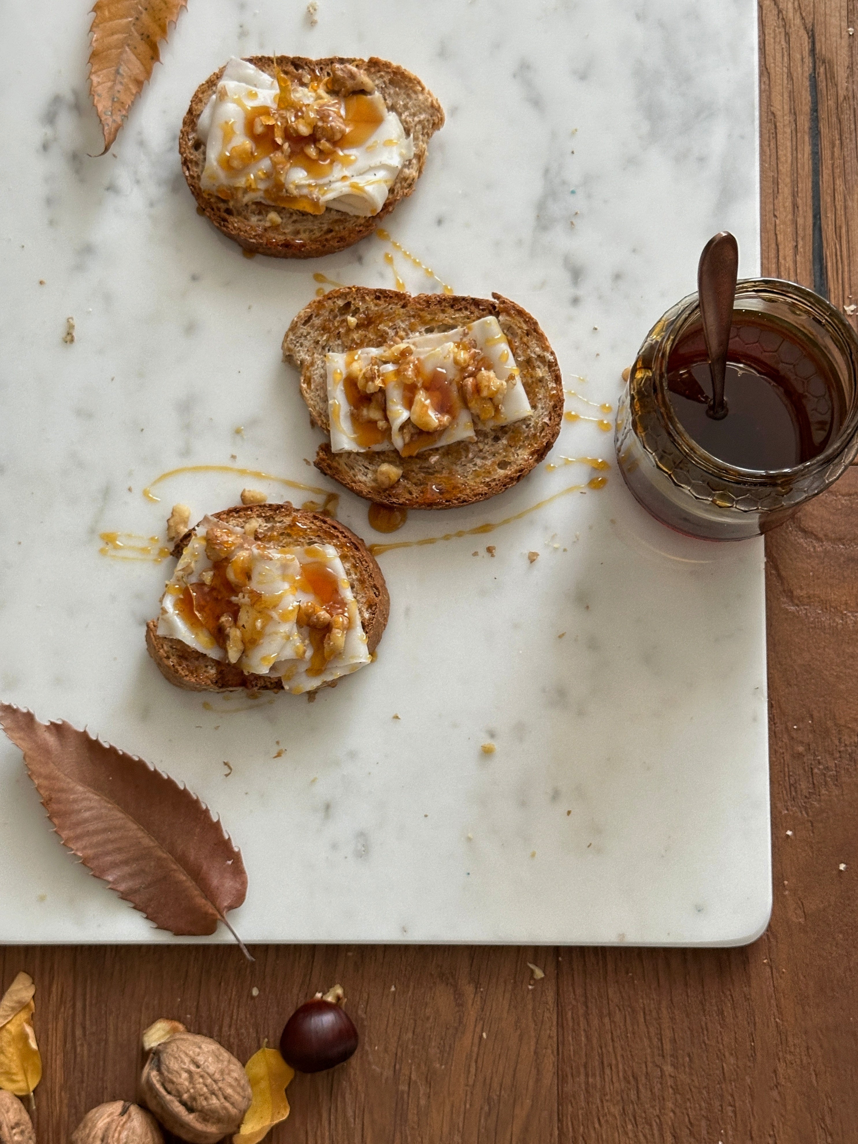 Tagliere Large in Marmo Bianco Carrara con venature uniche, accessorio elegante per la cucina