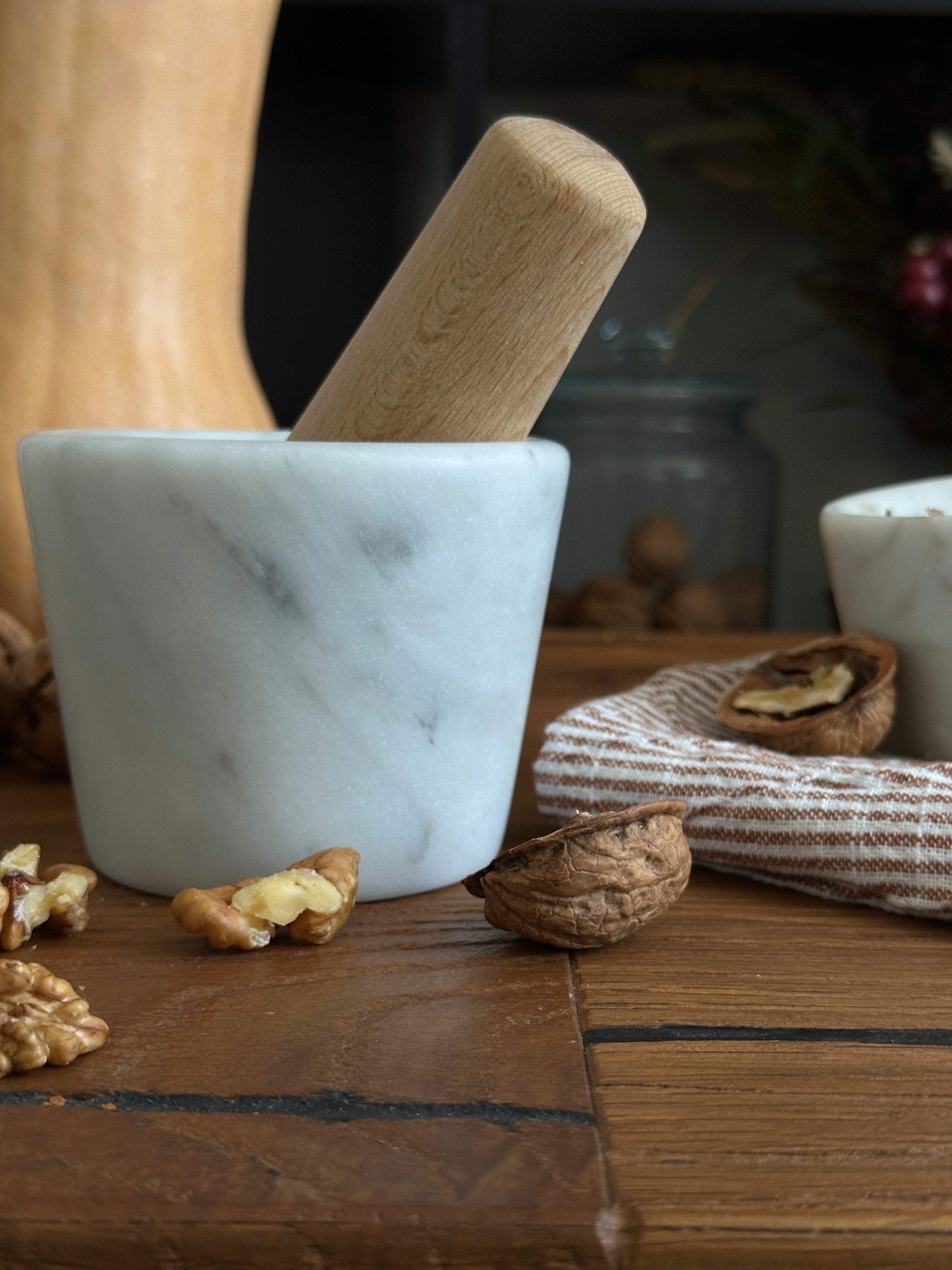 Scopri 'Pesto' in Marmo Bianco Carrara, un mortaio elegante per esaltare i sapori in cucina. Ogni pezzo è unico, realizzato artigianalmente con marmo di recupero, con venature naturali.