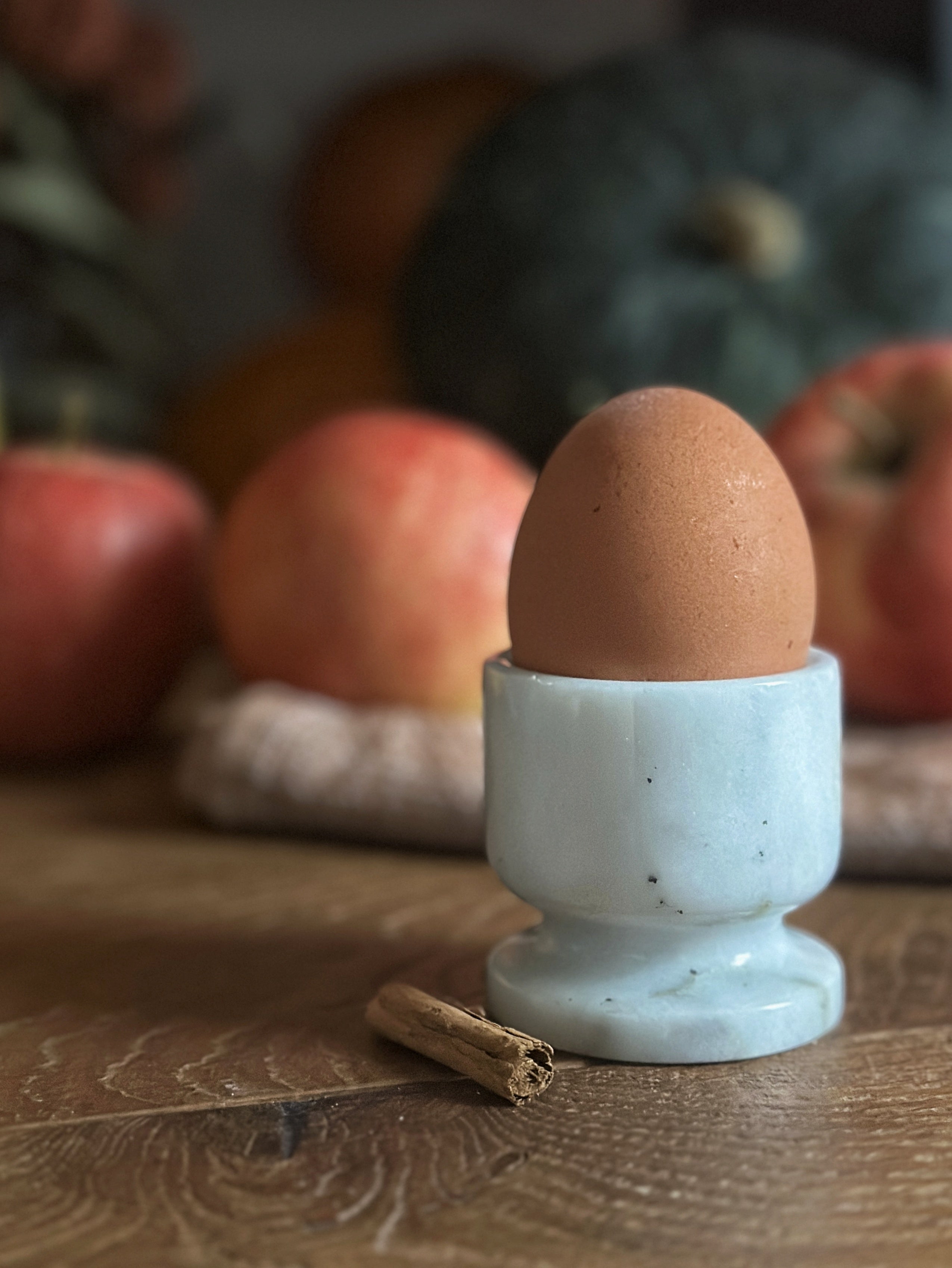 Portauovo in Marmo Bianco Carrara con venature uniche, accessorio elegante per la colazione.