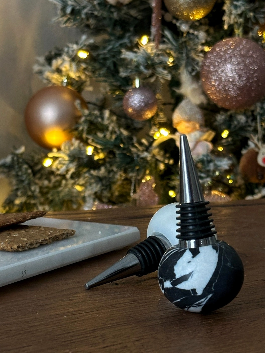 Tappo Vino in Marmo Noir Grand Antique con venature bianche su fondo nero, accessorio di lusso per bottiglie di vino