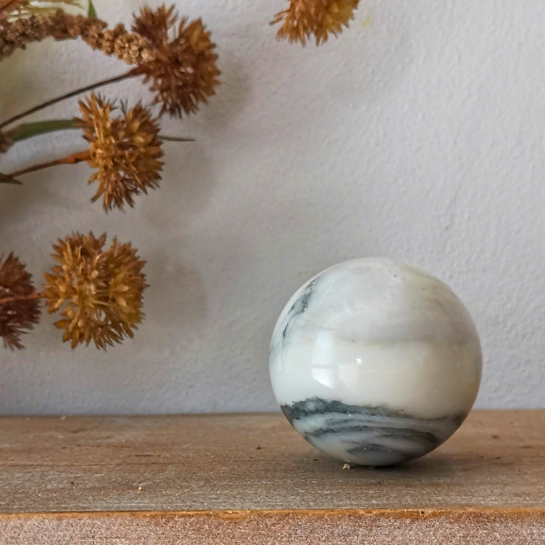 Sfera in Marmo Bianco Statuario con venature uniche, decorazione elegante per la casa.
