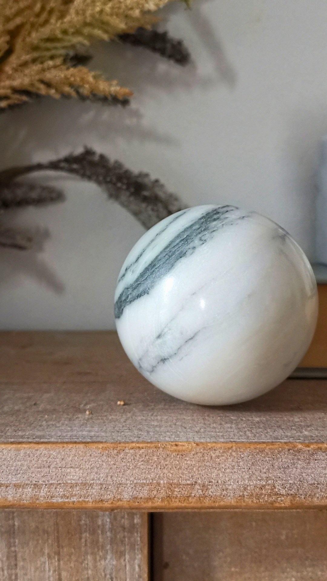 Sfera in Marmo Bianco Statuario con venature uniche, decorazione elegante per la casa.