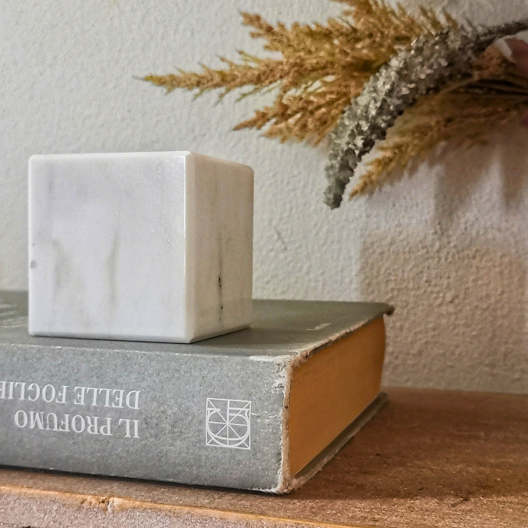 Cubo in Marmo Bianco Statuario con venature uniche, decorazione elegante per la casa
