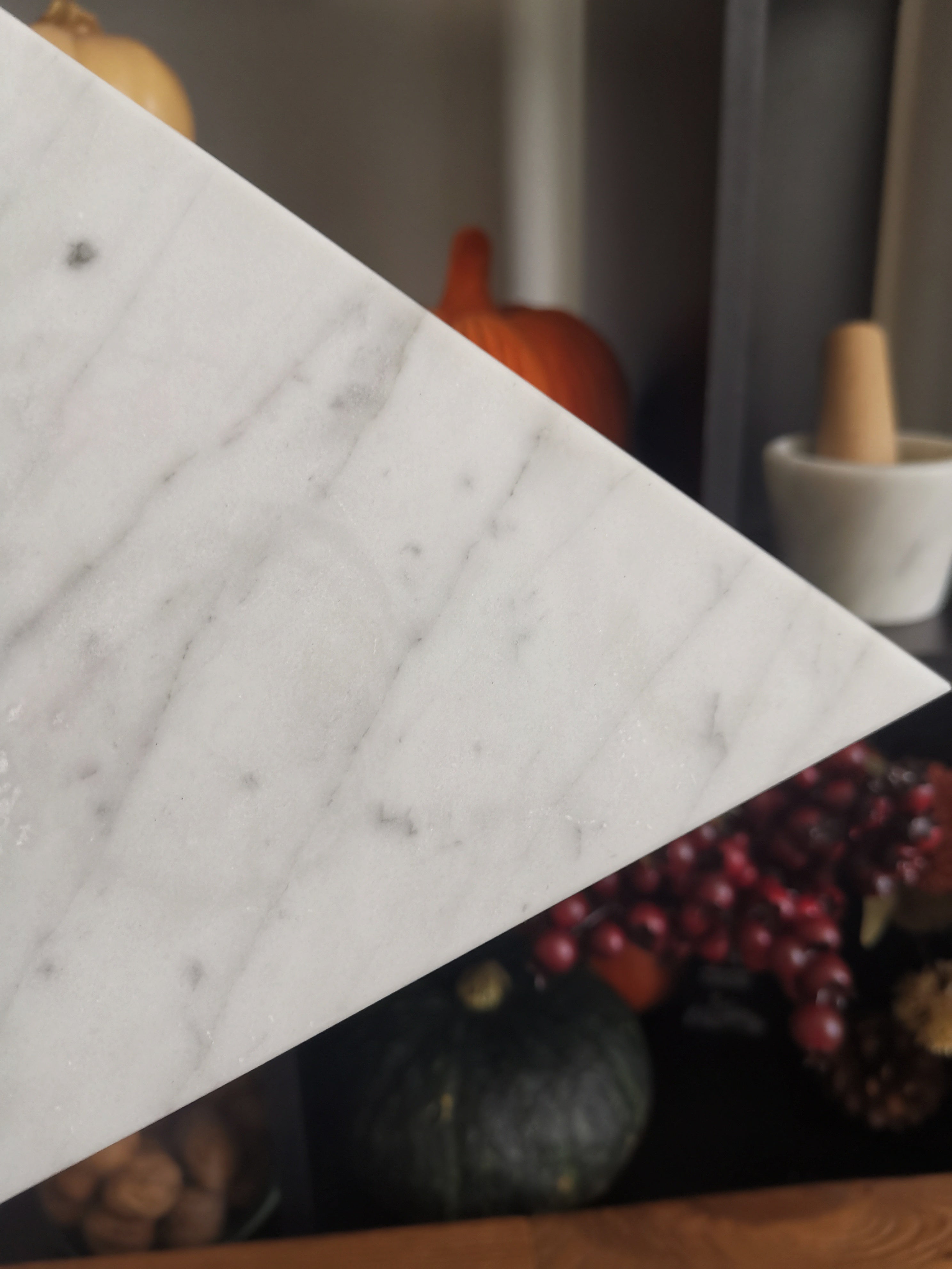 Tagliere in Marmo Bianco Carrara Triangolo con venature uniche, accessorio elegante per la cucina