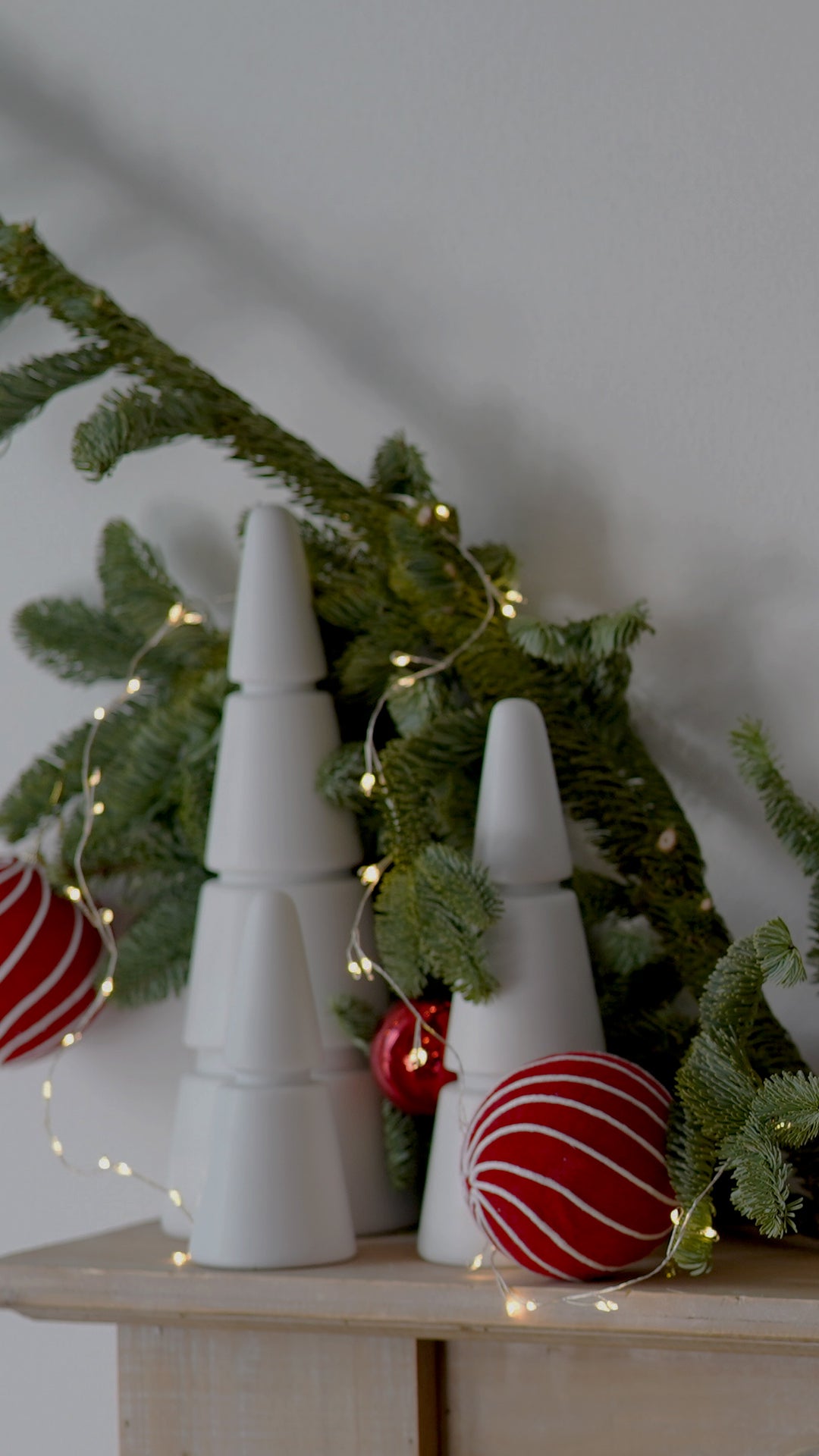 Christmas Trees in Marmo Bianco di Carrara con venature uniche, decorazione elegante per le festività."