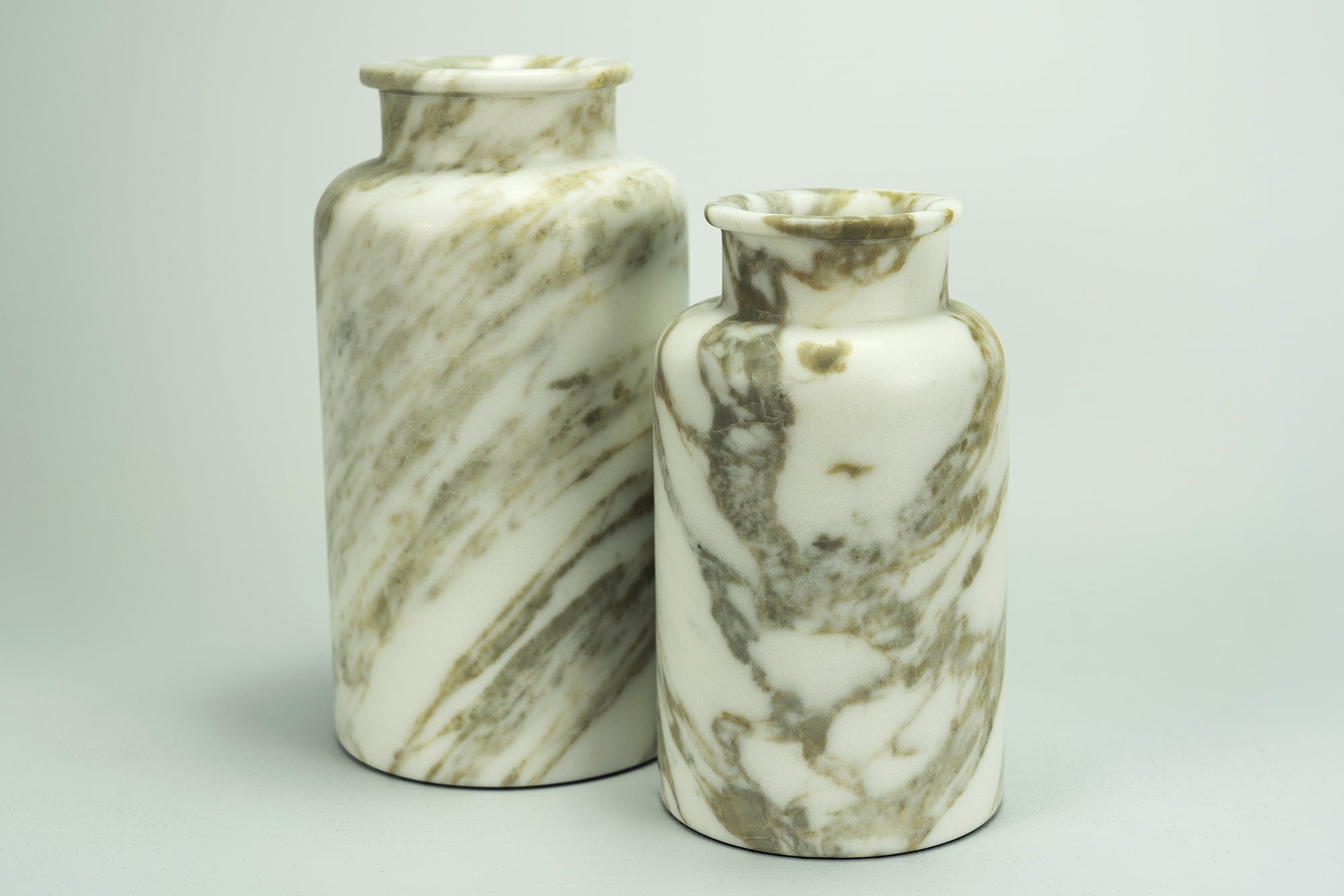 Bottle Antica Farmacia in Marmo Calacatta, eleganza artigianale con venature uniche. Un pezzo esclusivo per arricchire la tua casa