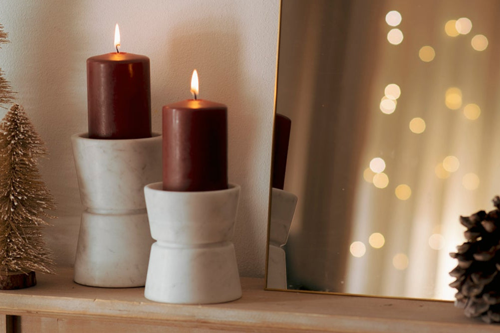 Porta Candela in Marmo 'Modern' con venature uniche, accessorio elegante per la casa.