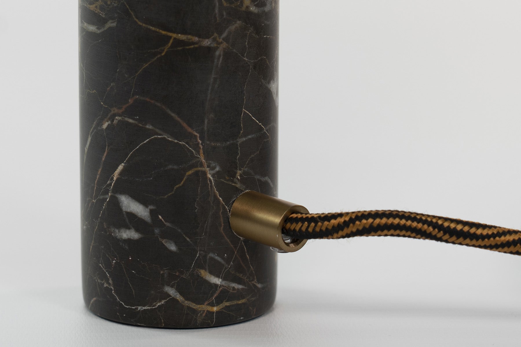 "Jedi Lampada Desk in Marmo Nero Saint Laurent con venature uniche, illuminazione elegante per la scrivania.