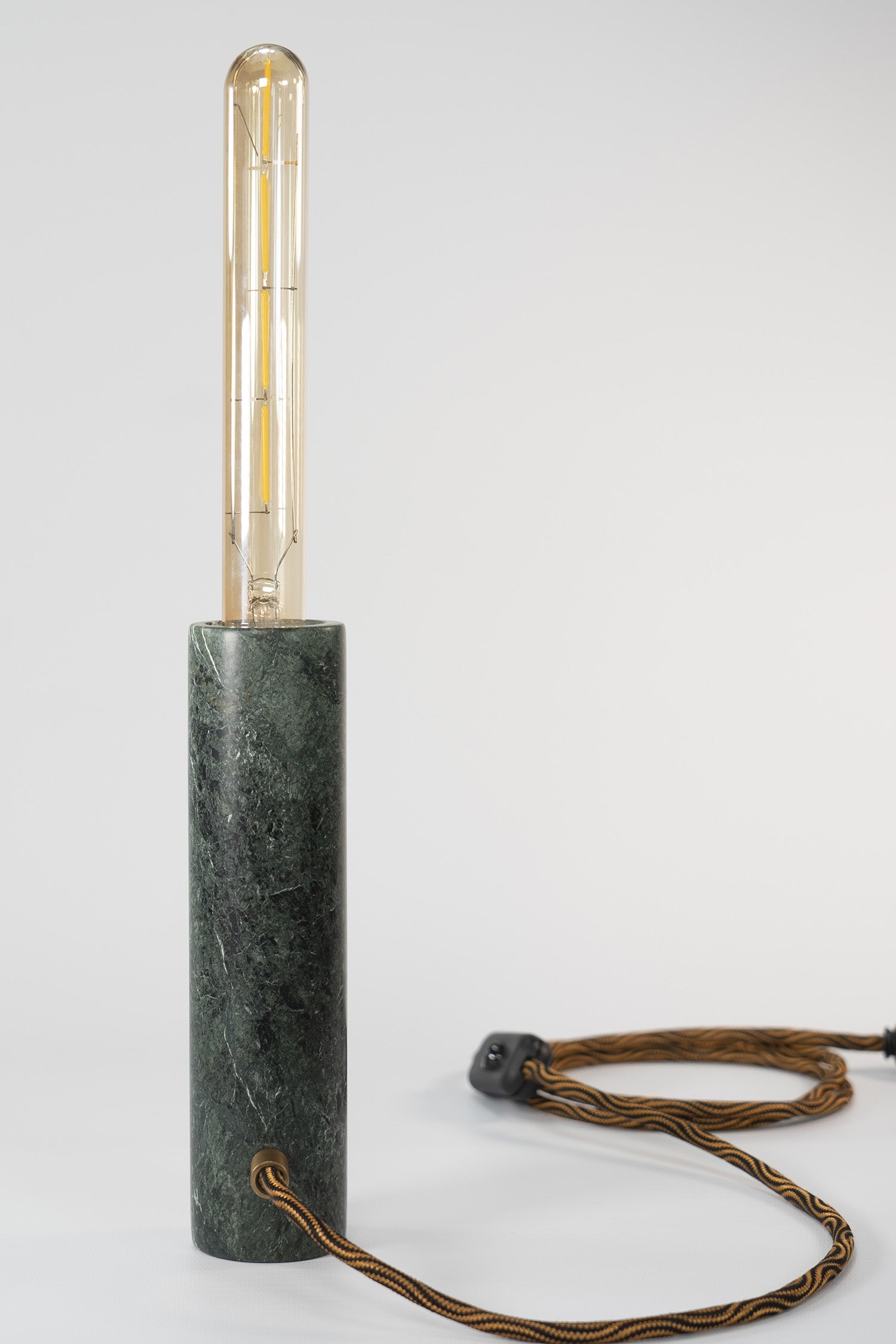 Jedi Lamp Desk in Marmo Verde, eleganza artigianale con venature uniche. Un elemento distintivo per illuminare la tua scrivania con stile