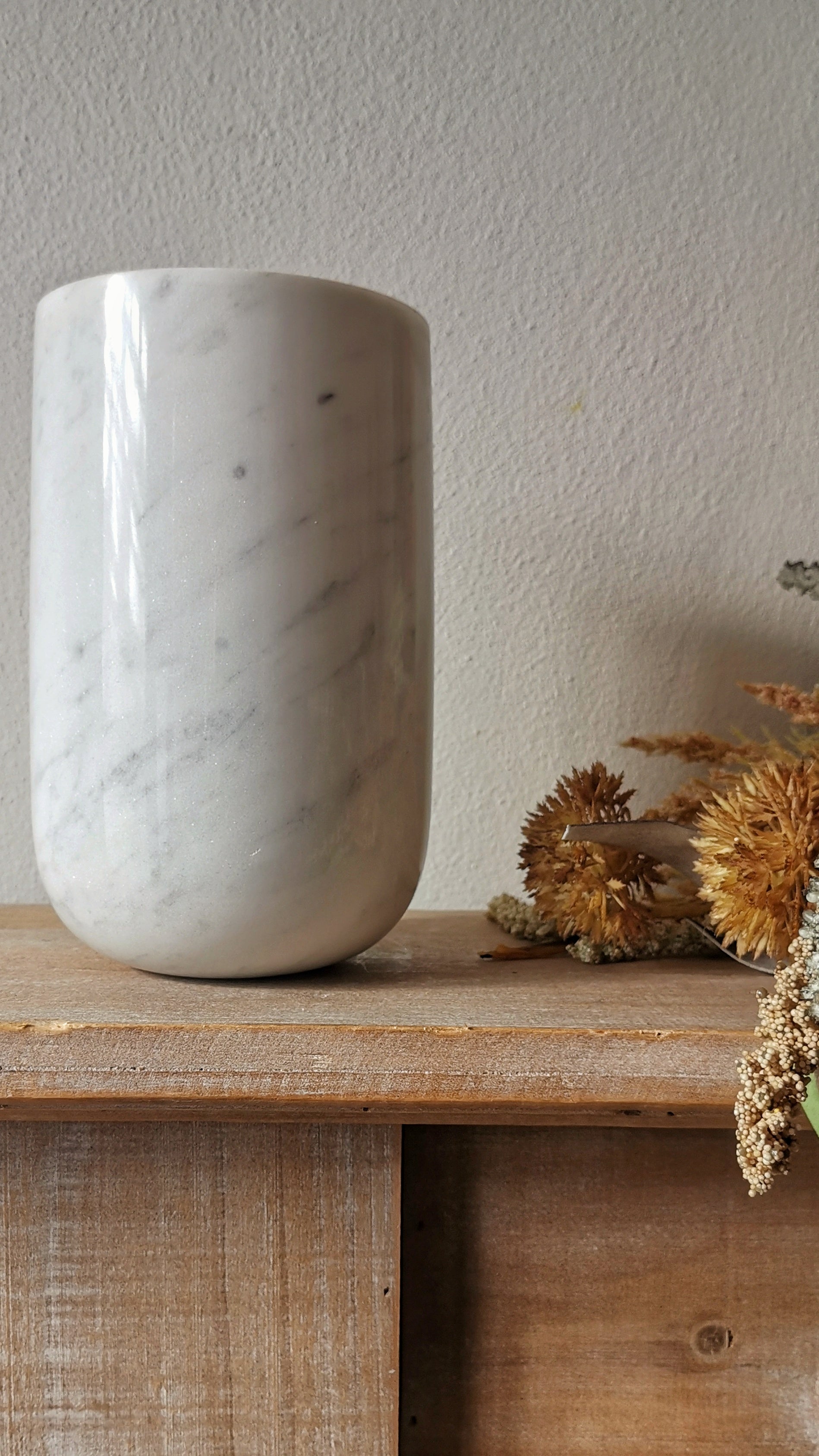 Vaso 'Upside' in Marmo Bianco Carrara con venature uniche, decorazione elegante per la casa