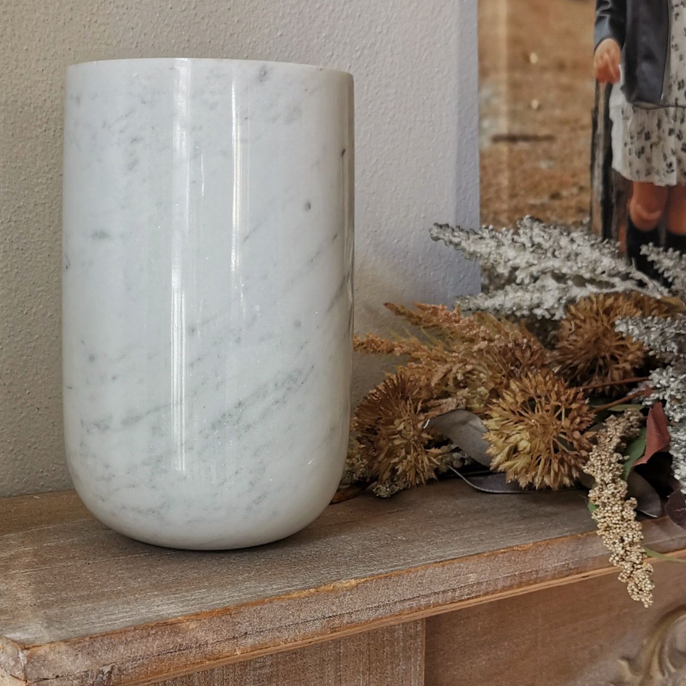Vaso 'Upside' in Marmo Bianco Carrara con venature uniche, decorazione elegante per la casa