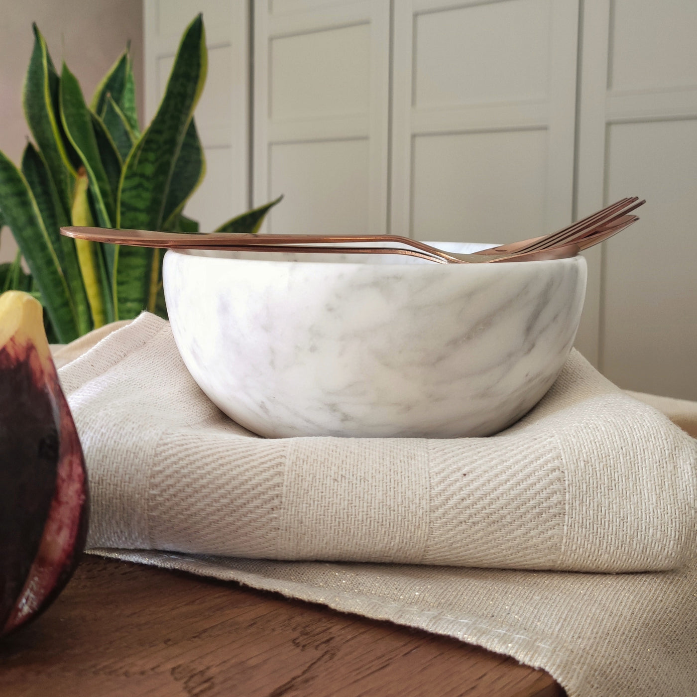 Bowl in Marmo Bianco di Carrara con venature uniche, accessorio elegante per la tavola.