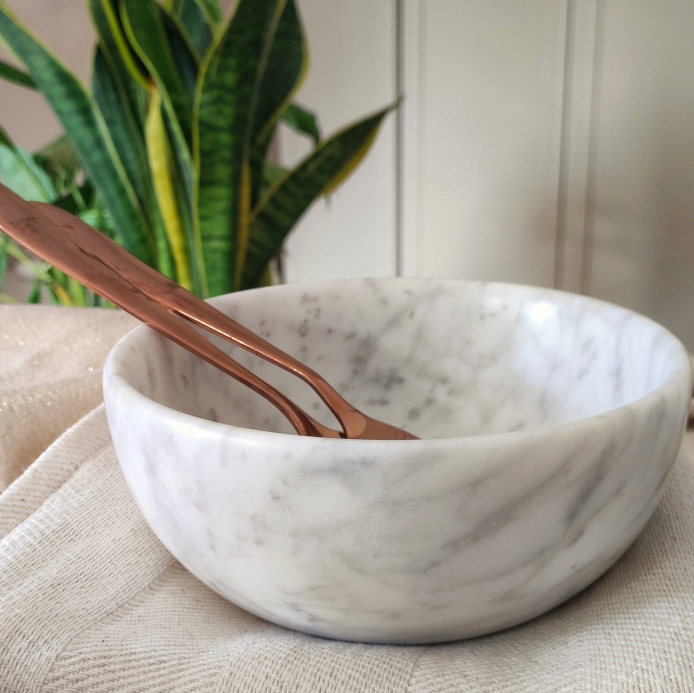 Bowl in Marmo Bianco di Carrara con venature uniche, accessorio elegante per la tavola.