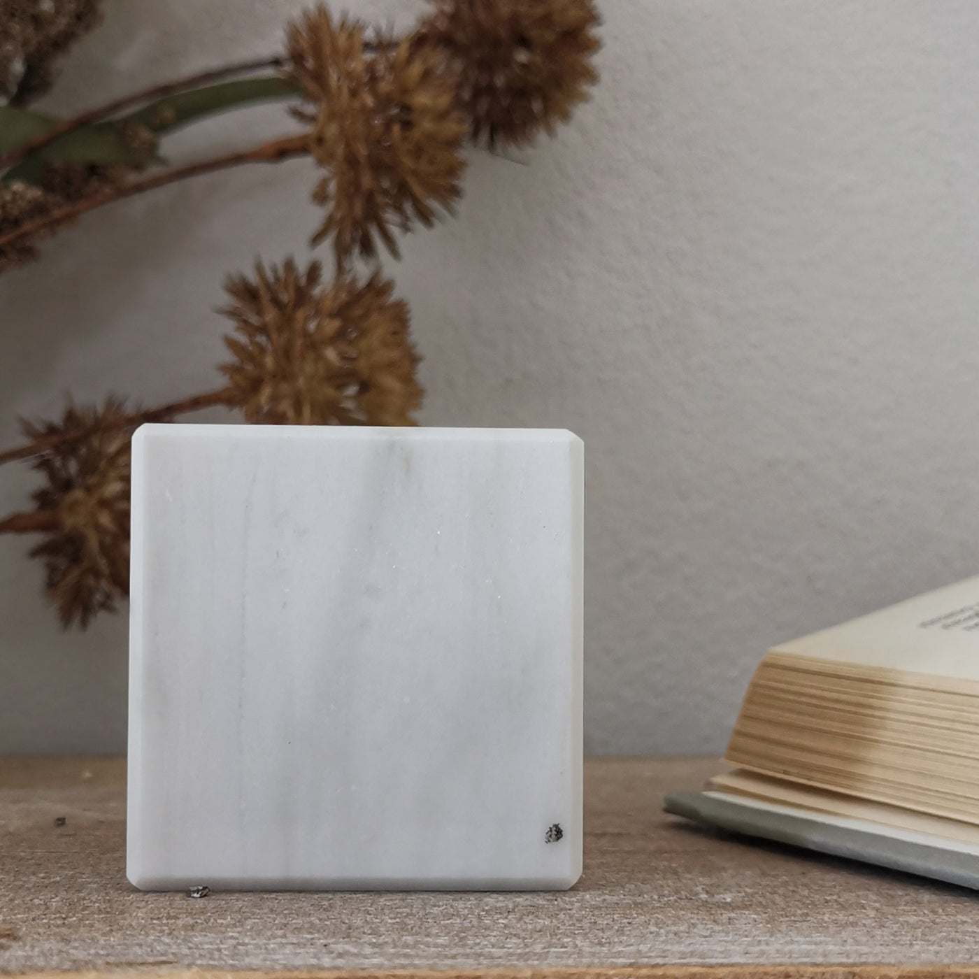 Cubo in Marmo Bianco Statuario con venature uniche, decorazione elegante per la casa