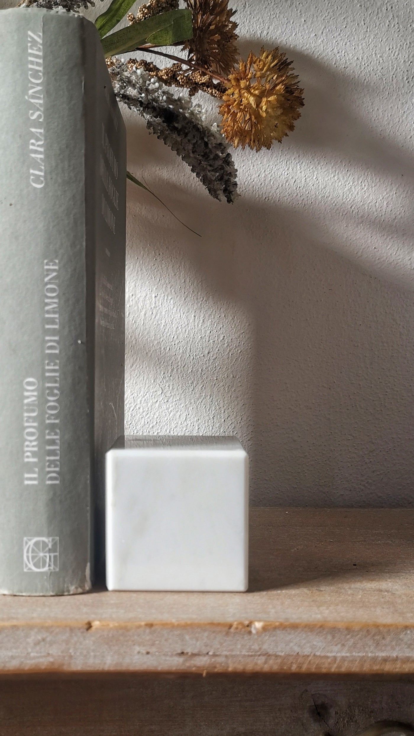 Cubo in Marmo Bianco Statuario con venature uniche, decorazione elegante per la casa