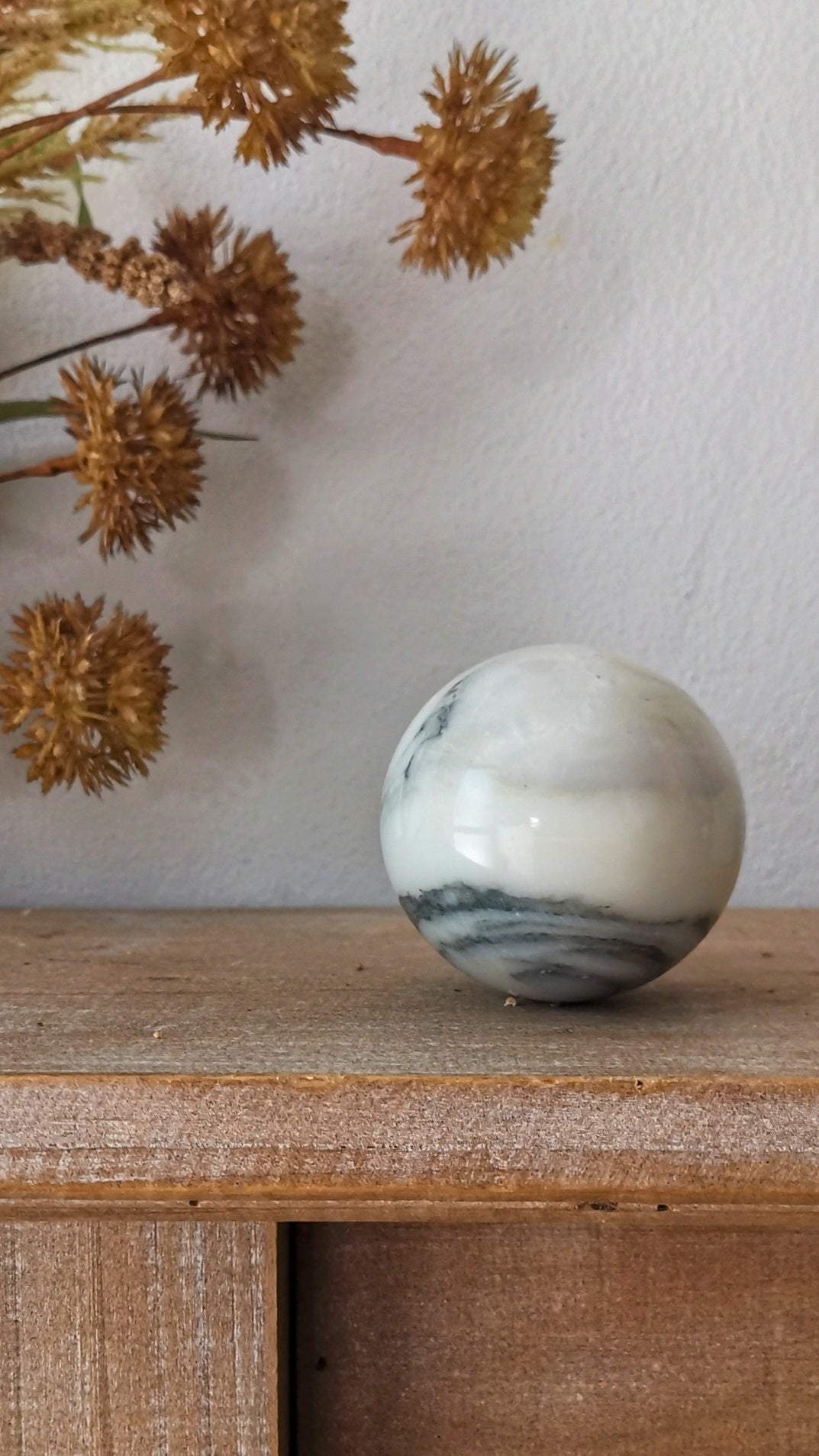 Sfera in Marmo Bianco Statuario con venature uniche, decorazione elegante per la casa.