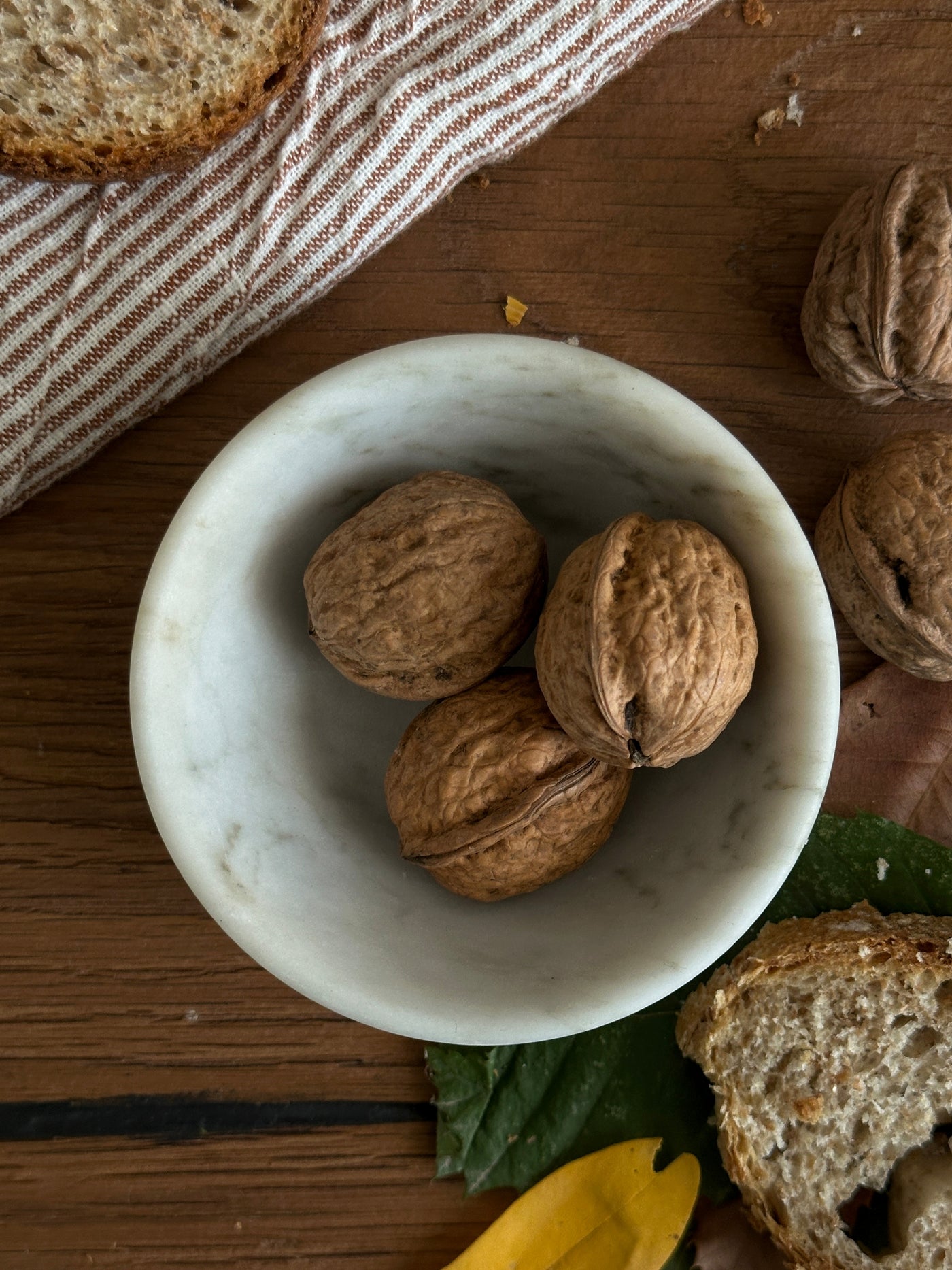 Ciotolina in Marmo Bianco Carrara con venature uniche, accessorio elegante per la tavola.