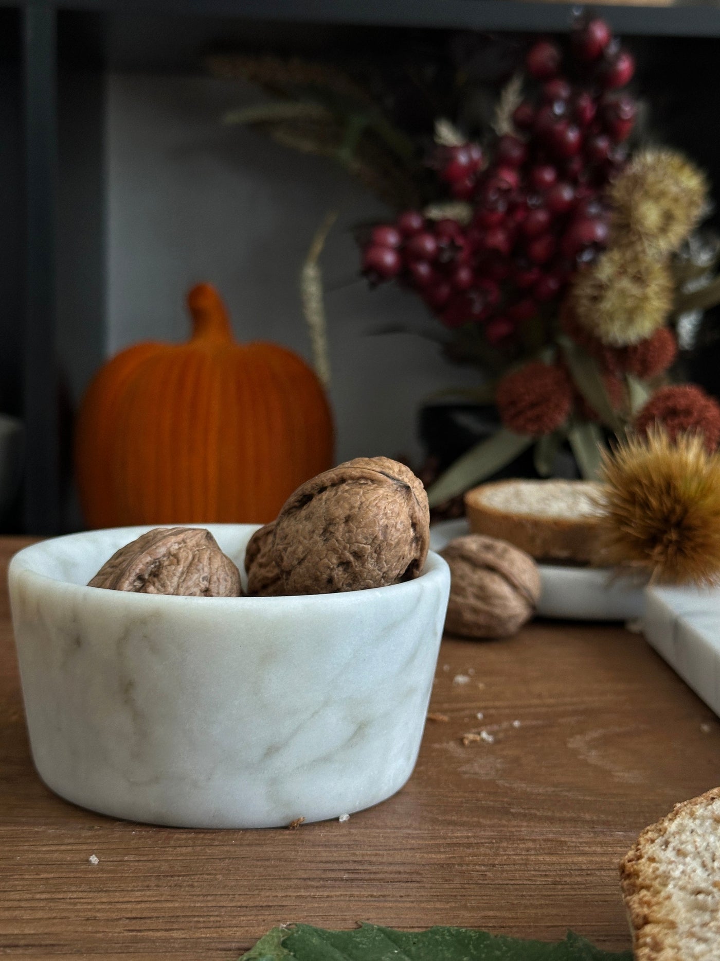 Ciotolina in Marmo Bianco Carrara con venature uniche, accessorio elegante per la tavola.