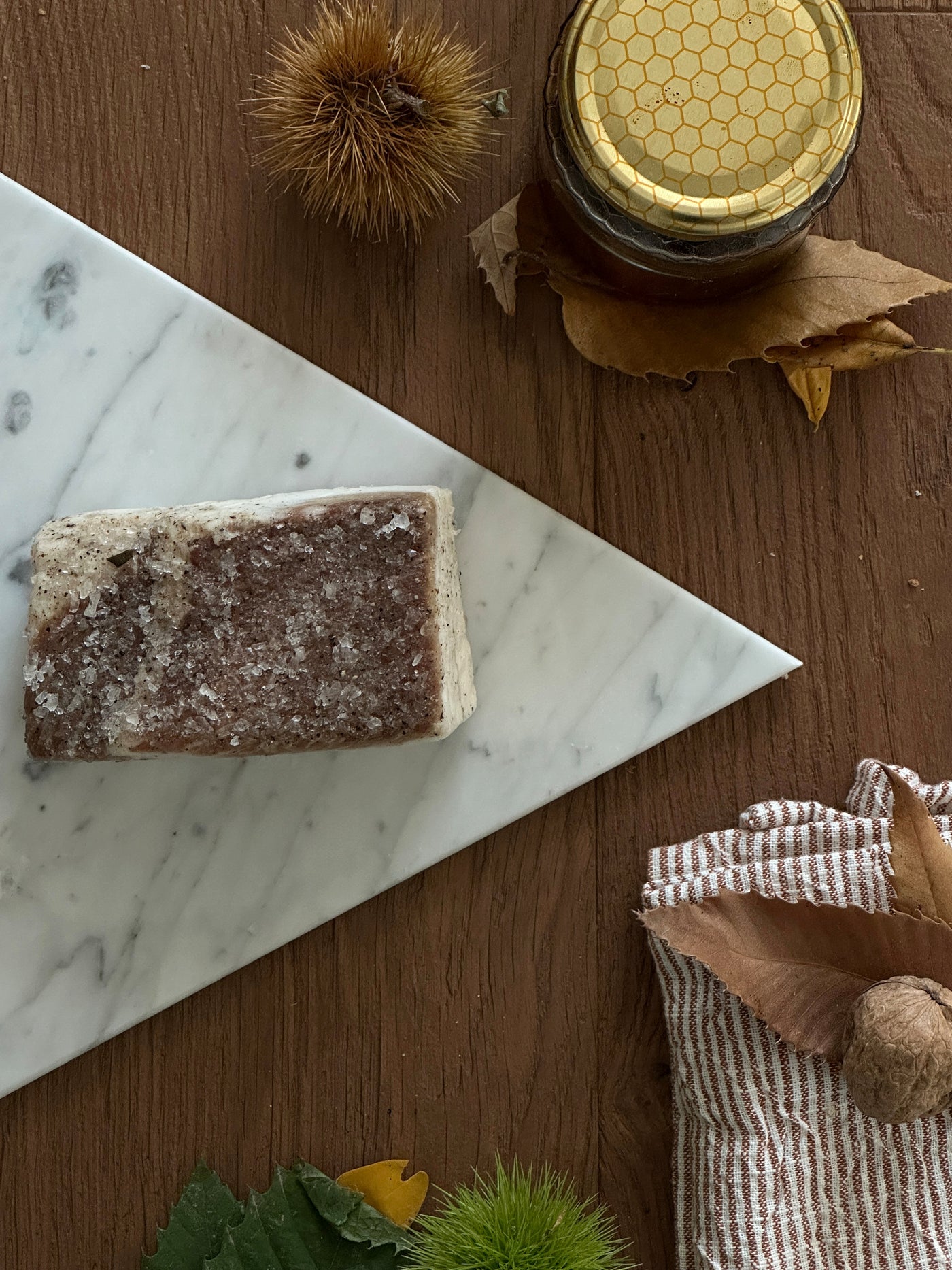 Tagliere in Marmo Bianco Carrara Triangolo con venature uniche, accessorio elegante per la cucina