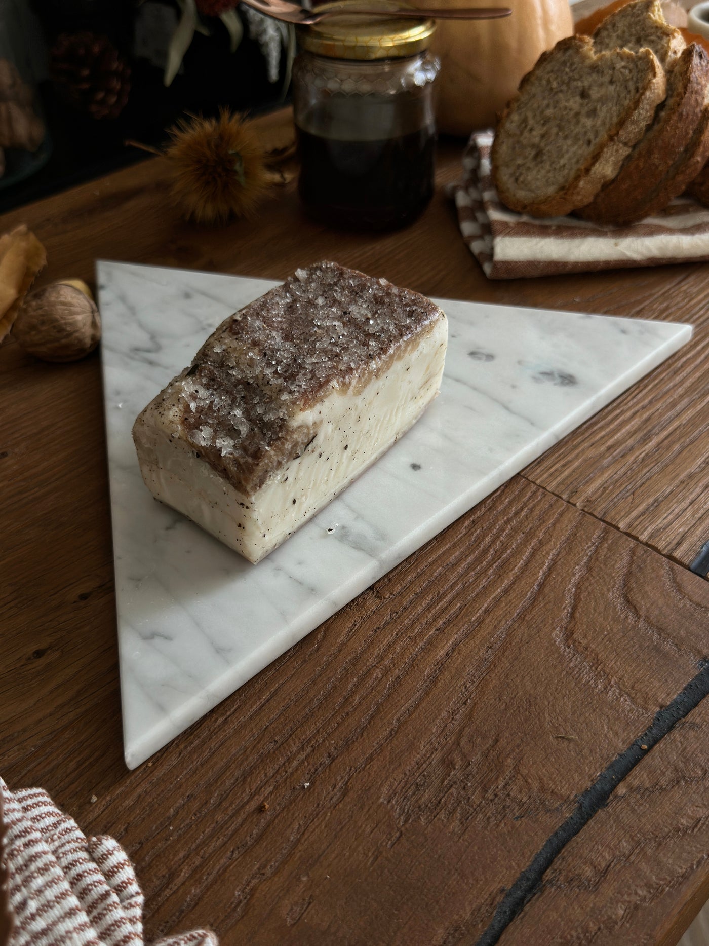 Tagliere in Marmo Bianco Carrara Triangolo con venature uniche, accessorio elegante per la cucina