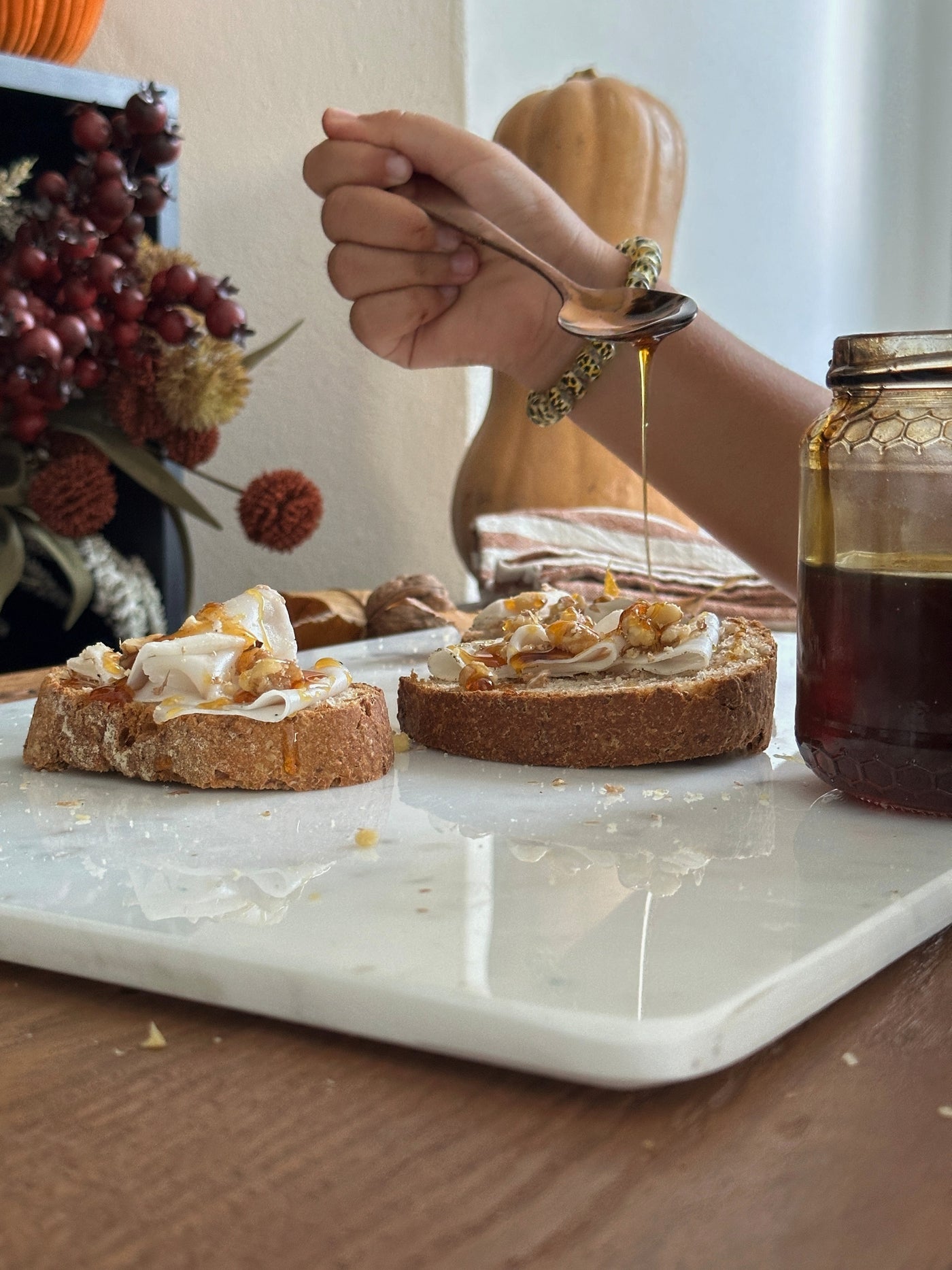 Tagliere Large in Marmo Bianco Carrara con venature uniche, accessorio elegante per la cucina