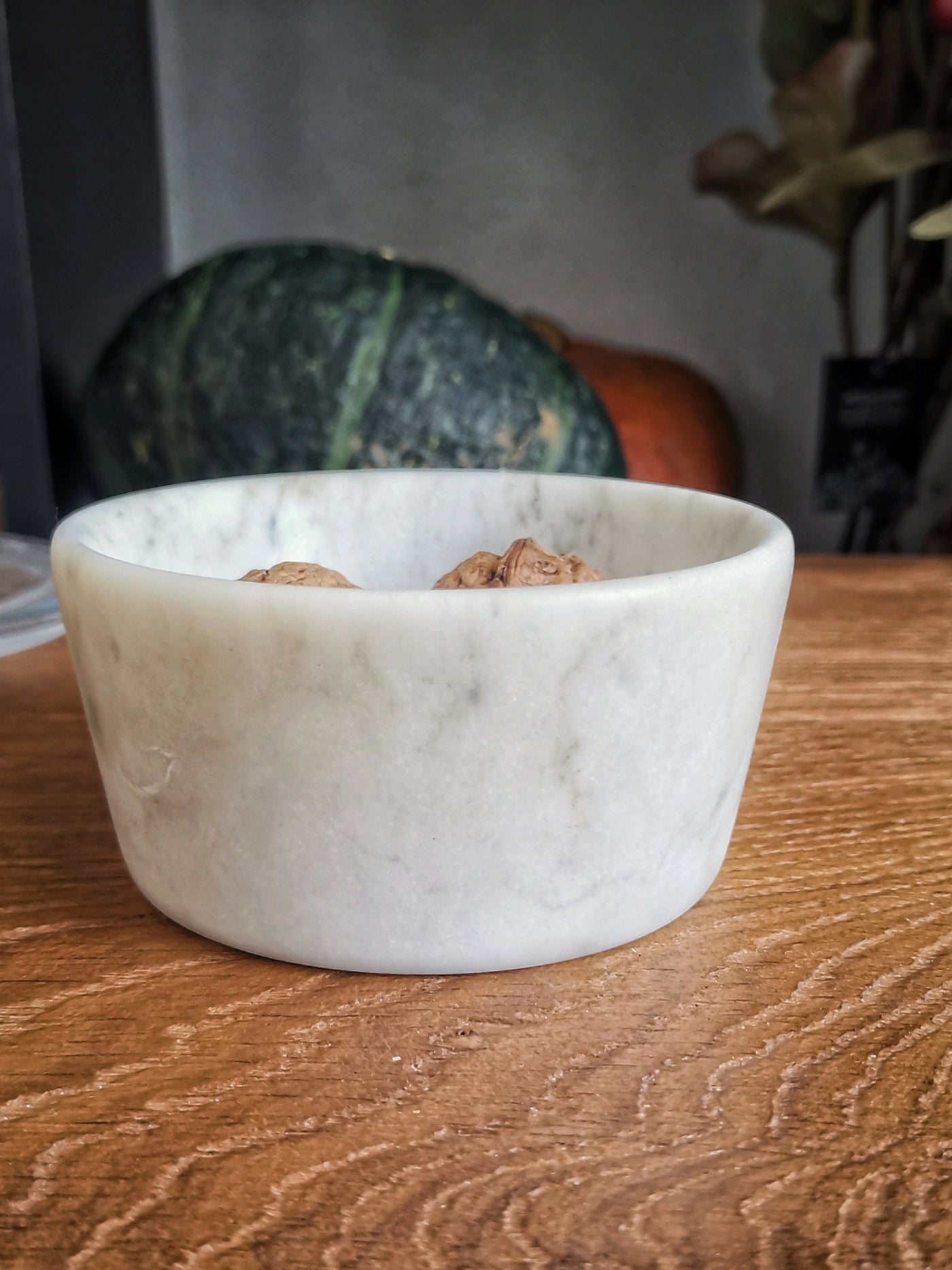 Ciotolina in Marmo Bianco Carrara con venature uniche, accessorio elegante per la tavola.