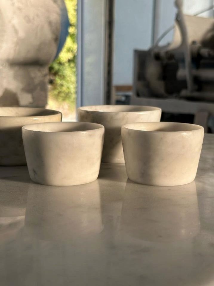 Ciotolina in Marmo Bianco Carrara con venature uniche, accessorio elegante per la tavola.