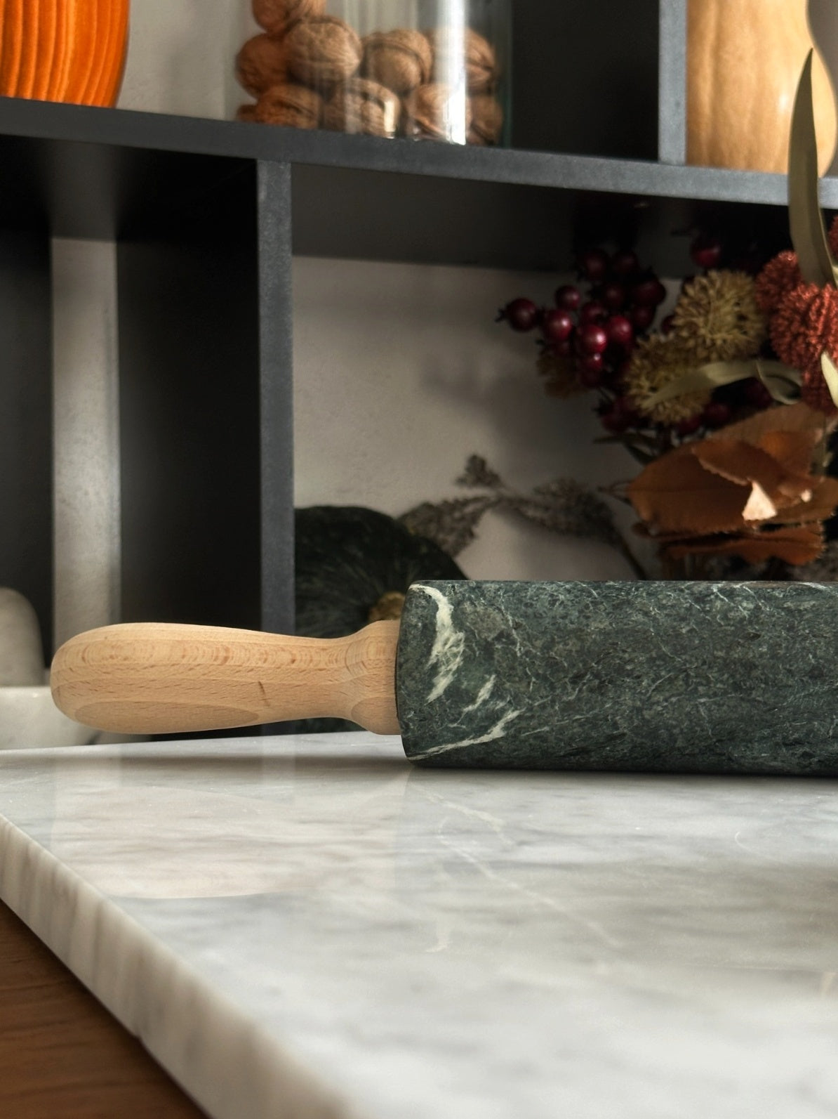 Mattarello in Marmo Verde Guatemala con venature uniche, utensile elegante per la cucina