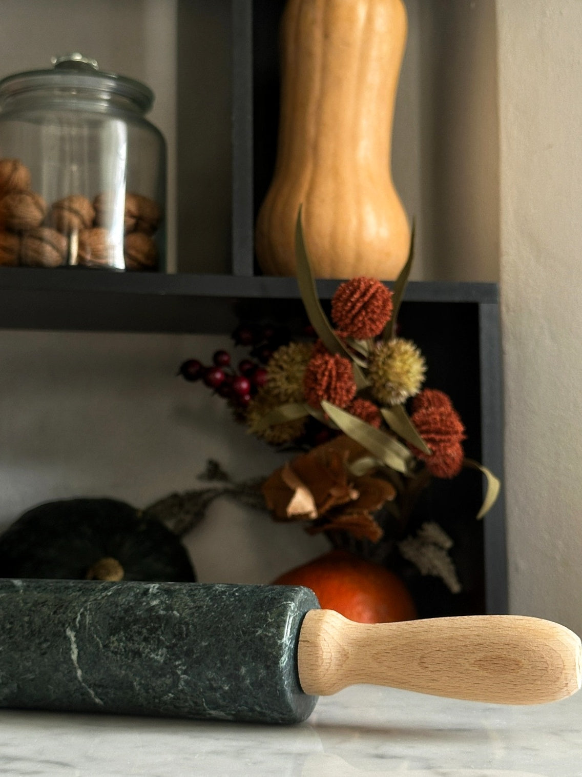 Mattarello in Marmo Verde Guatemala con venature uniche, utensile elegante per la cucina