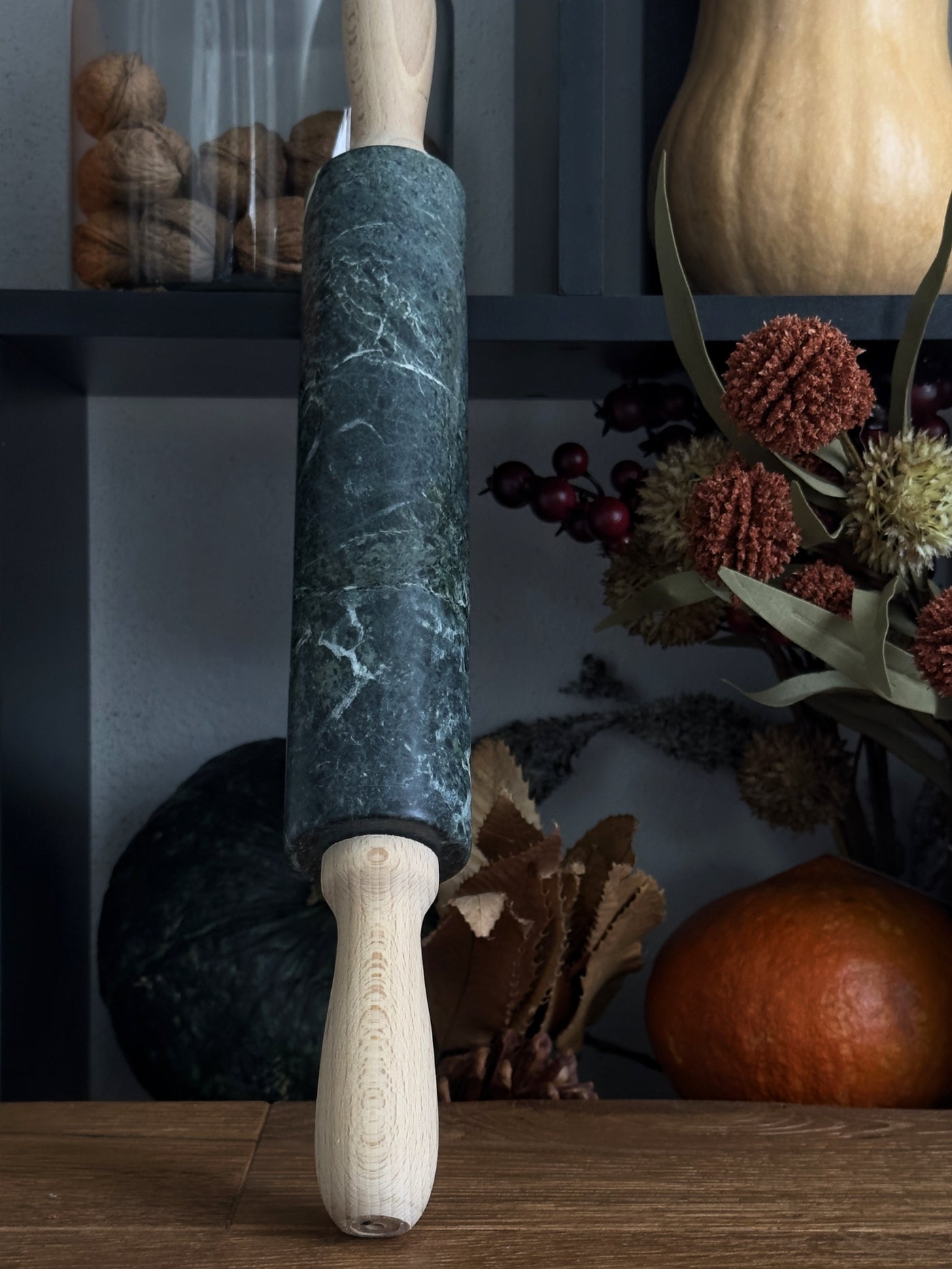 Mattarello in Marmo Verde Guatemala con venature uniche, utensile elegante per la cucina