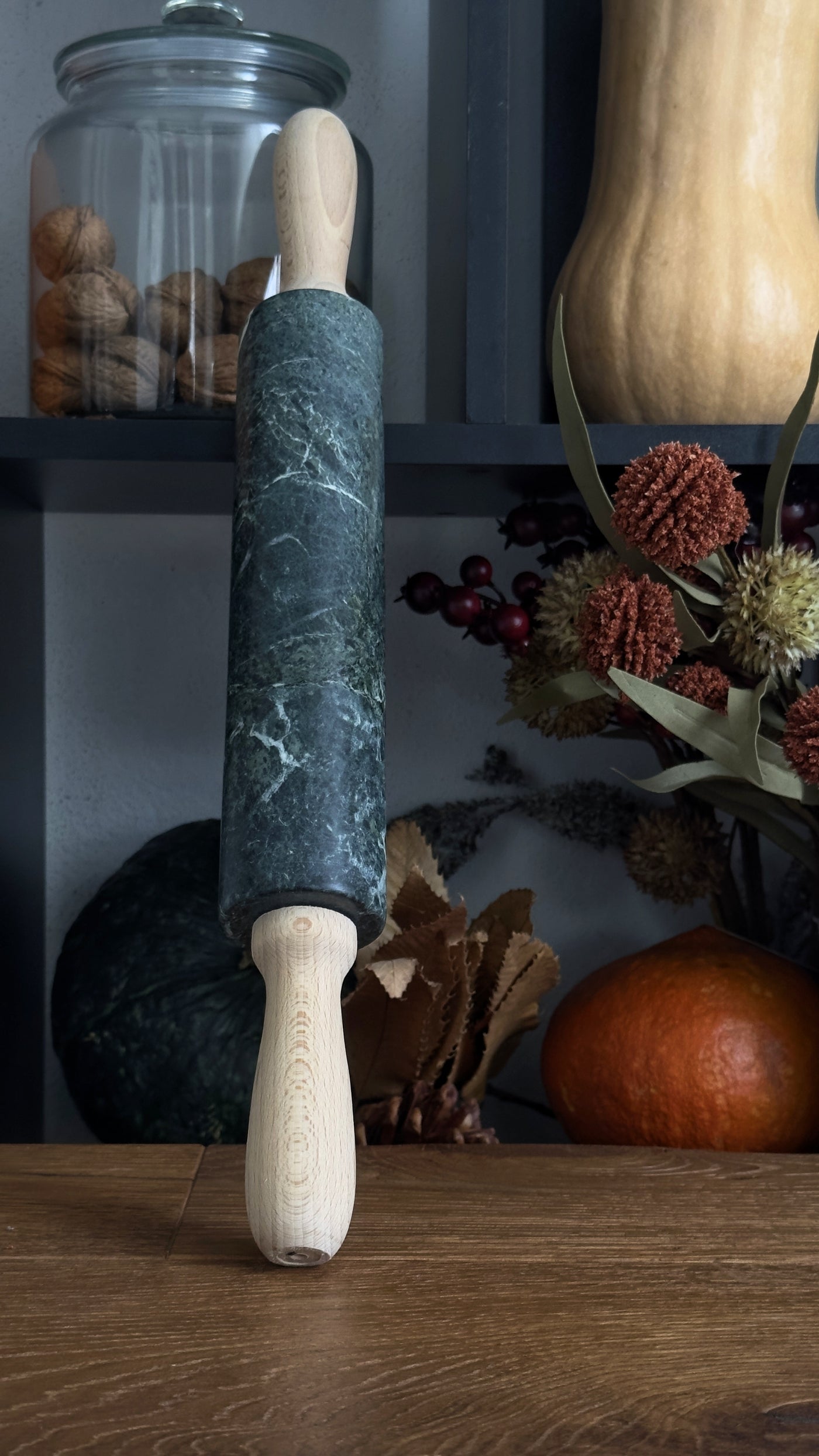 Mattarello in Marmo Verde Guatemala con venature uniche, utensile elegante per la cucina