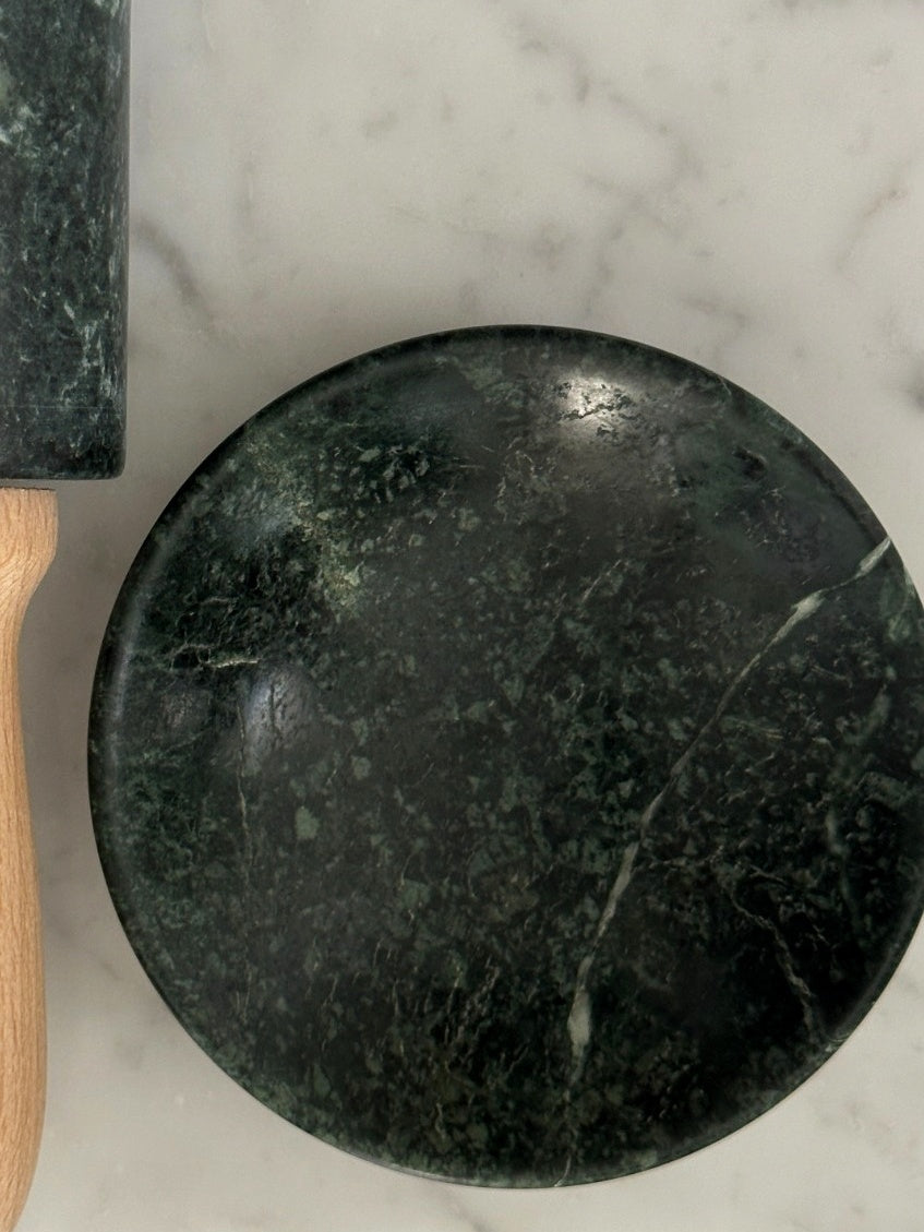 Ciotolina in Marmo Verde Guatemala con venature uniche, accessorio elegante per la tavola.