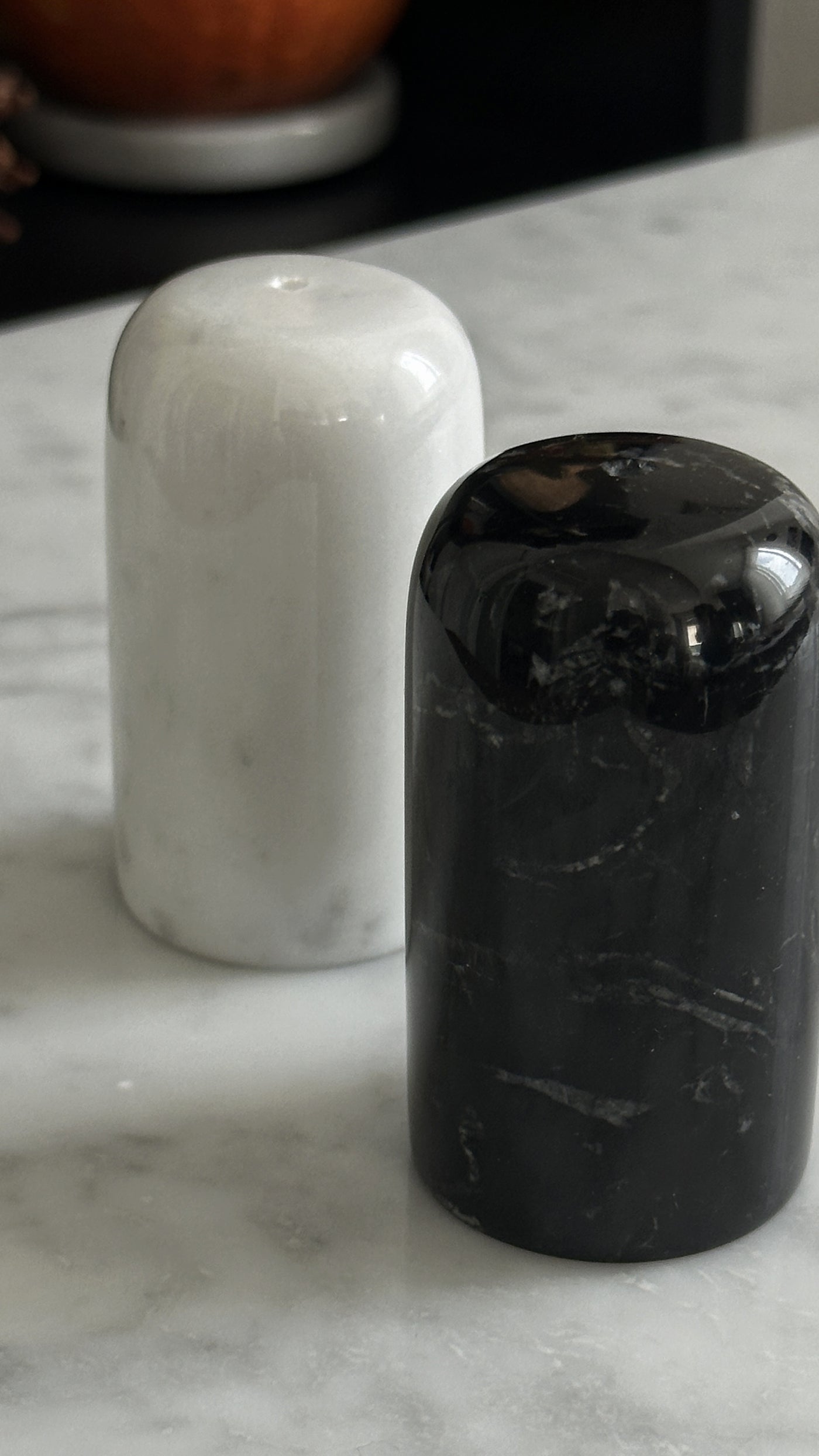 Set Sale e Pepe in Marmo Bianco Carrara e Nero Marquina con venature uniche, accessorio elegante per la tavola.