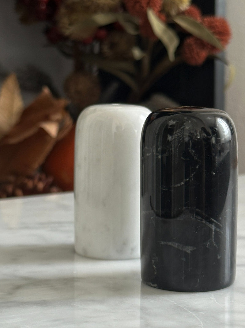 Set Sale e Pepe in Marmo Bianco Carrara e Nero Marquina con venature uniche, accessorio elegante per la tavola.