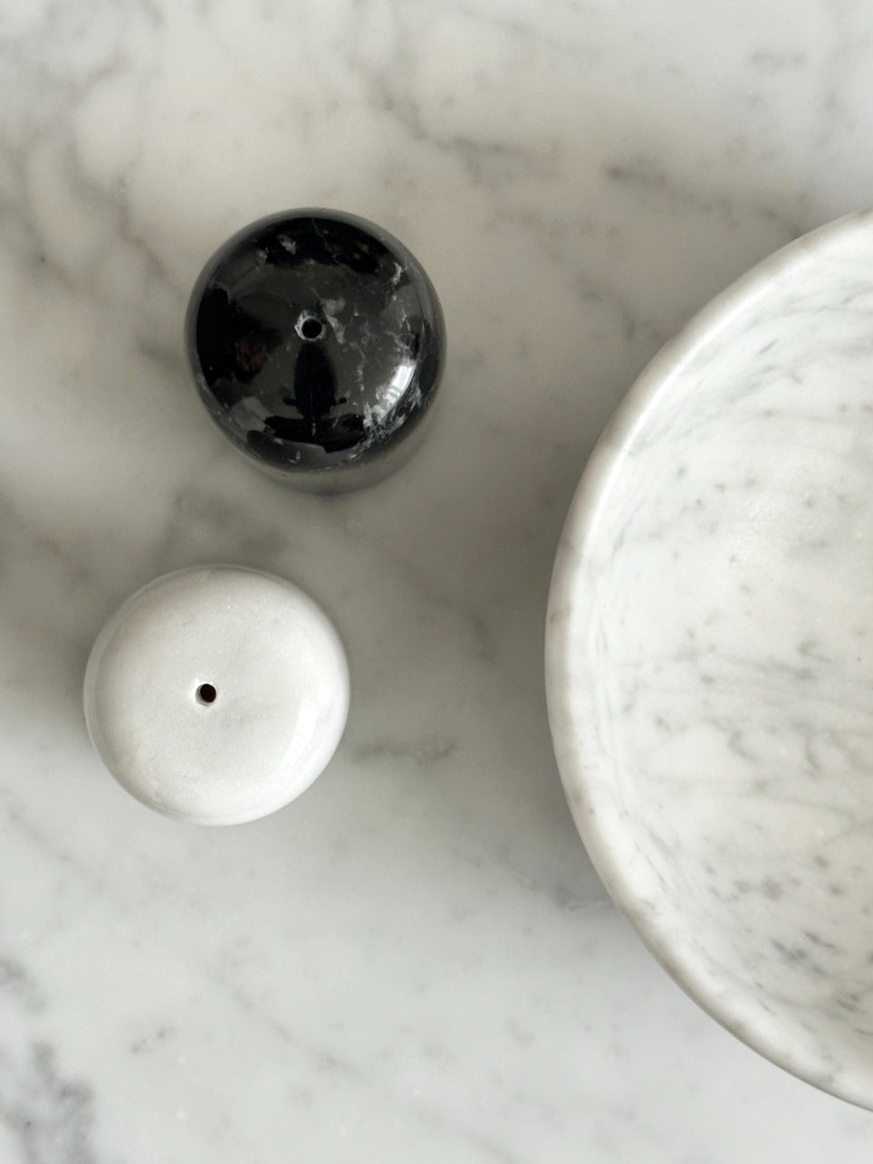 Set Sale e Pepe in Marmo Bianco Carrara e Nero Marquina con venature uniche, accessorio elegante per la tavola.