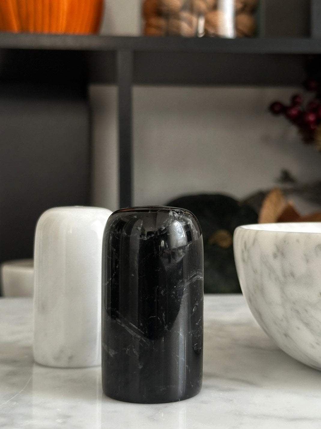 Set Sale e Pepe in Marmo Bianco Carrara e Nero Marquina con venature uniche, accessorio elegante per la tavola.