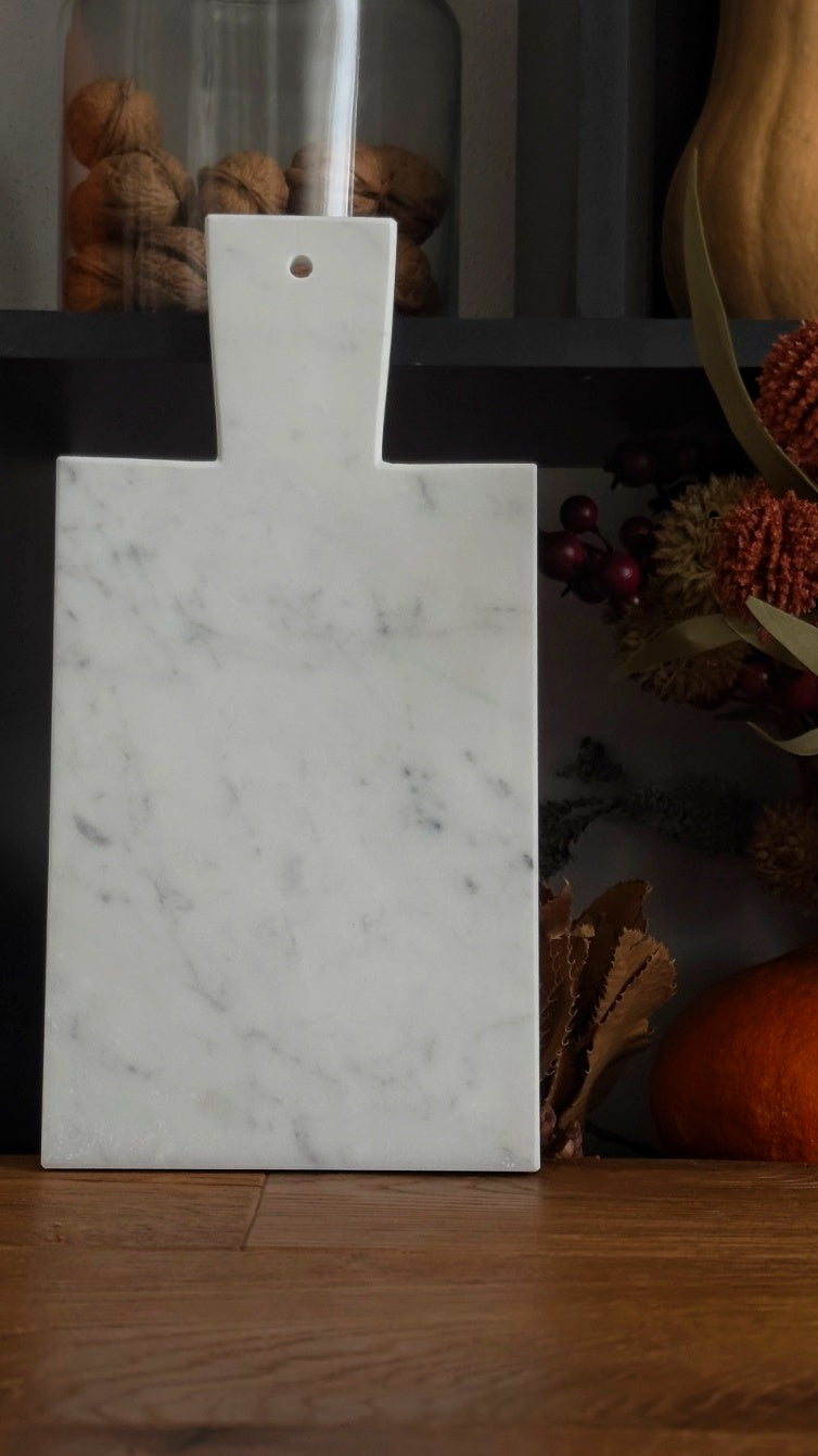 tagliere con Manico in Marmo Bianco Carrara con venature uniche, accessorio elegante per la cucina.
