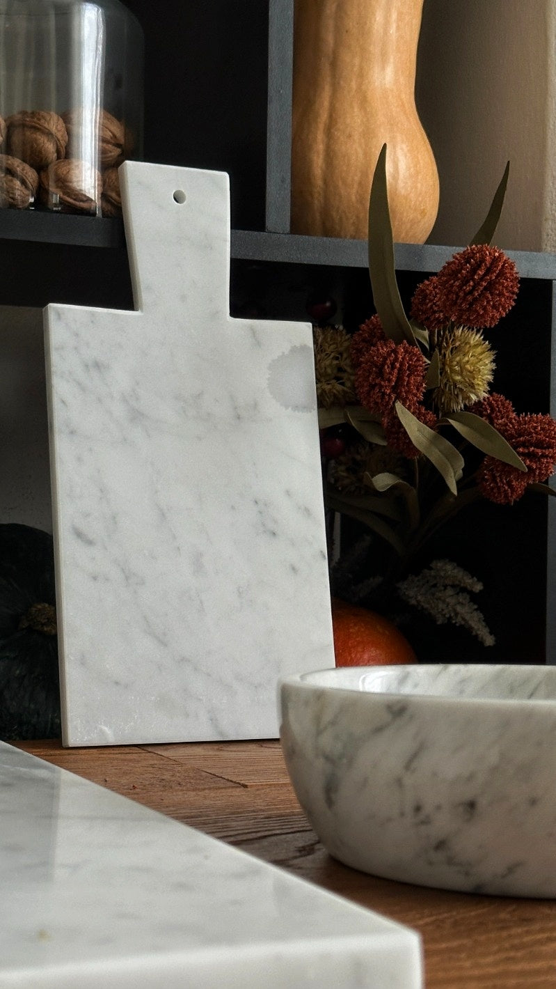 tagliere con Manico in Marmo Bianco Carrara con venature uniche, accessorio elegante per la cucina.