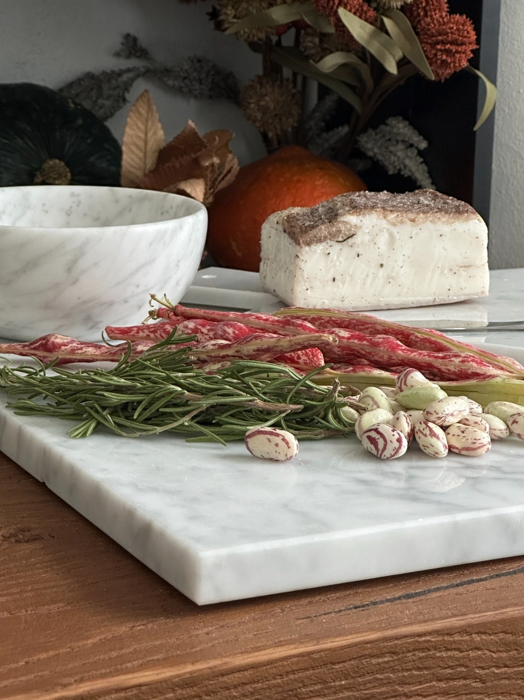 Spianatoia in Marmo Bianco Carrara - Eleganza Artigianale per la Tua Cucina