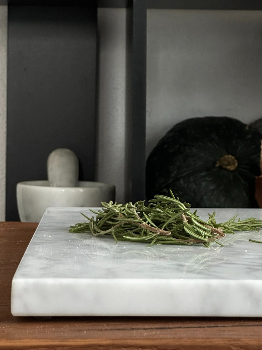 Spianatoia in Marmo Bianco Carrara - Eleganza Artigianale per la Tua Cucina