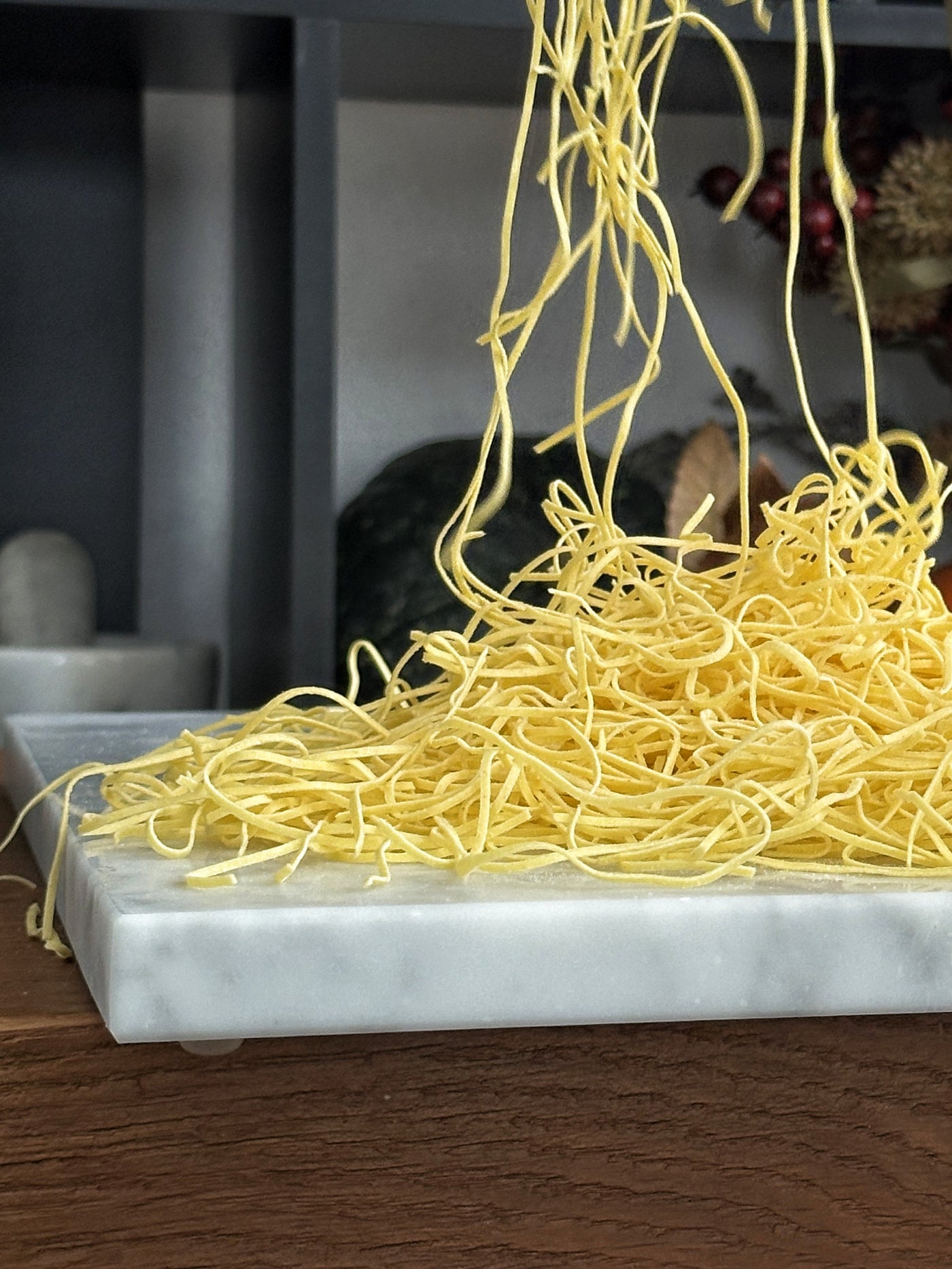 Spianatoia in Marmo Bianco Carrara - Eleganza Artigianale per la Tua Cucina