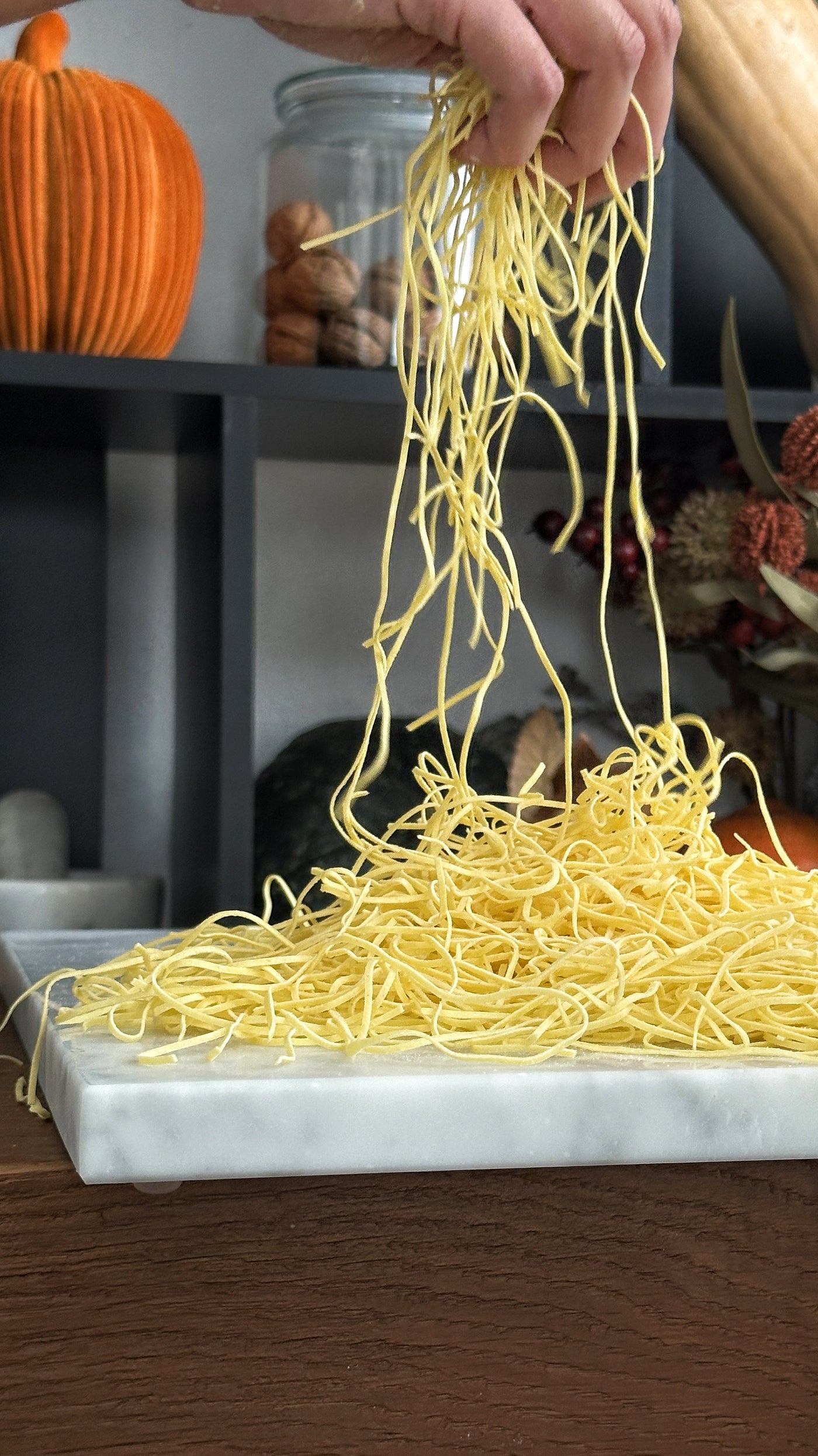 Spianatoia in Marmo Bianco Carrara - Eleganza Artigianale per la Tua Cucina