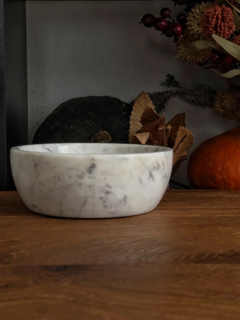 Ciotola in Marmo Bianco Carrara con venature uniche, accessorio elegante per la tavola.