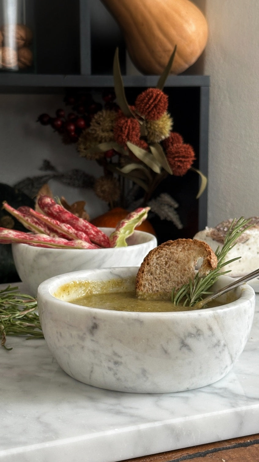 Ciotola in Marmo Bianco Carrara con venature uniche, accessorio elegante per la tavola.
