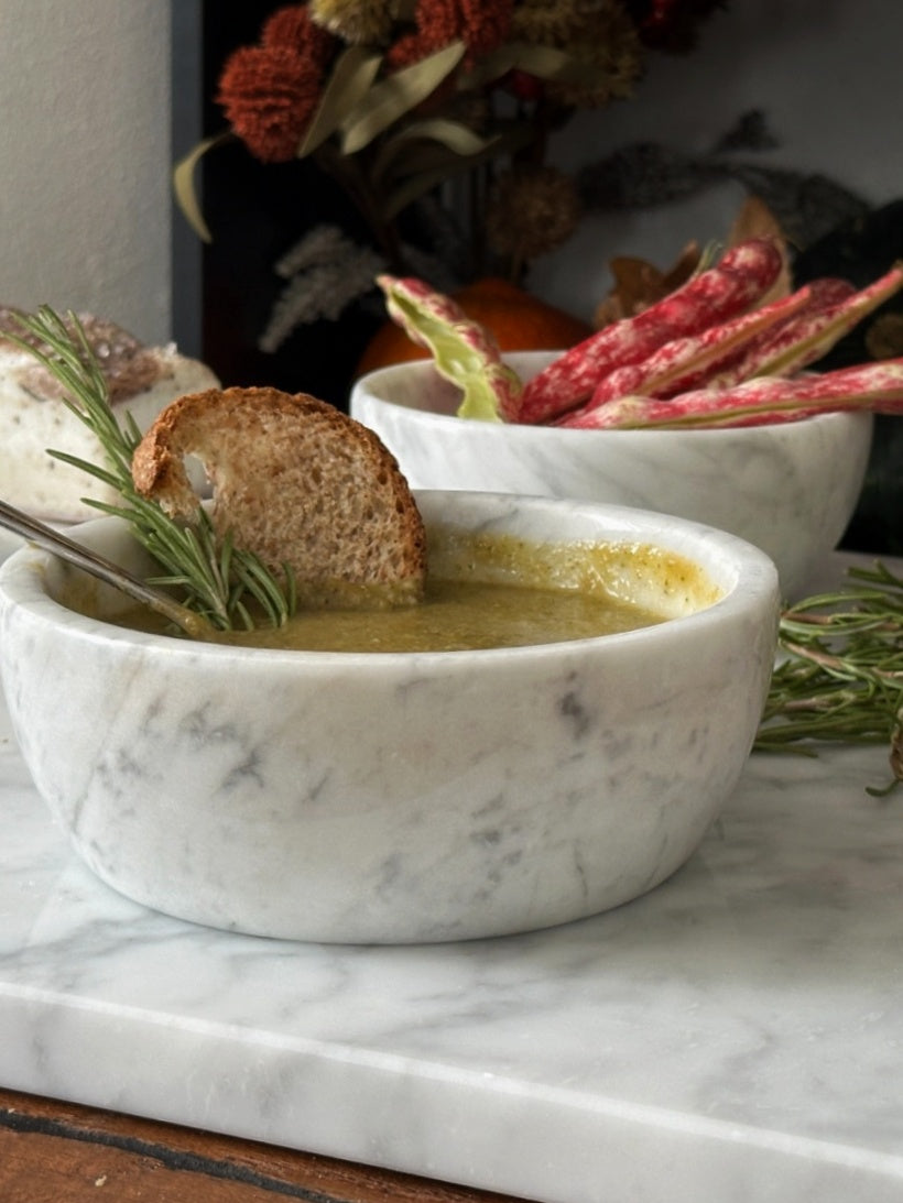 Ciotola in Marmo Bianco Carrara con venature uniche, accessorio elegante per la tavola.