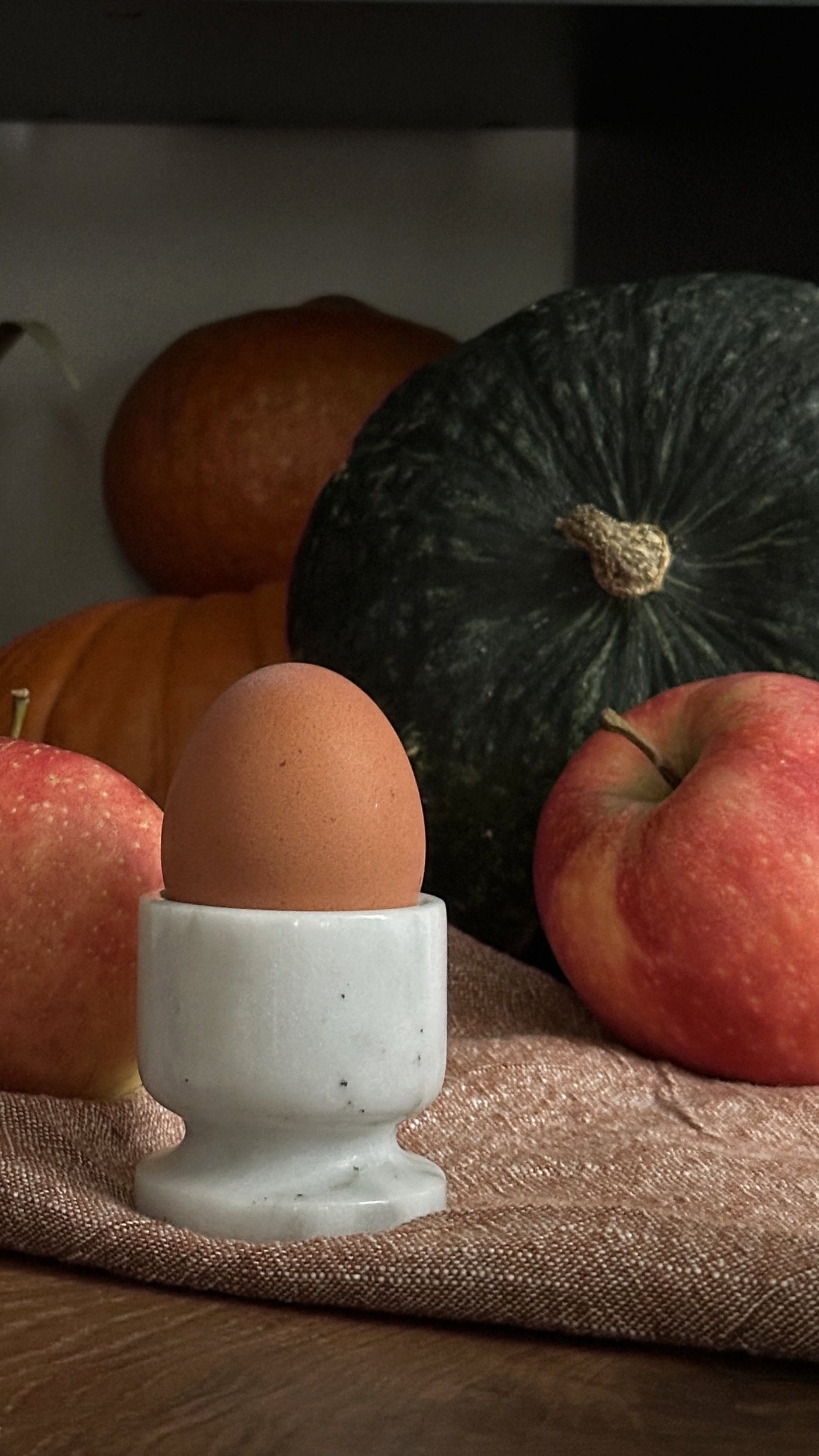 Portauovo in Marmo Bianco Carrara con venature uniche, accessorio elegante per la colazione.