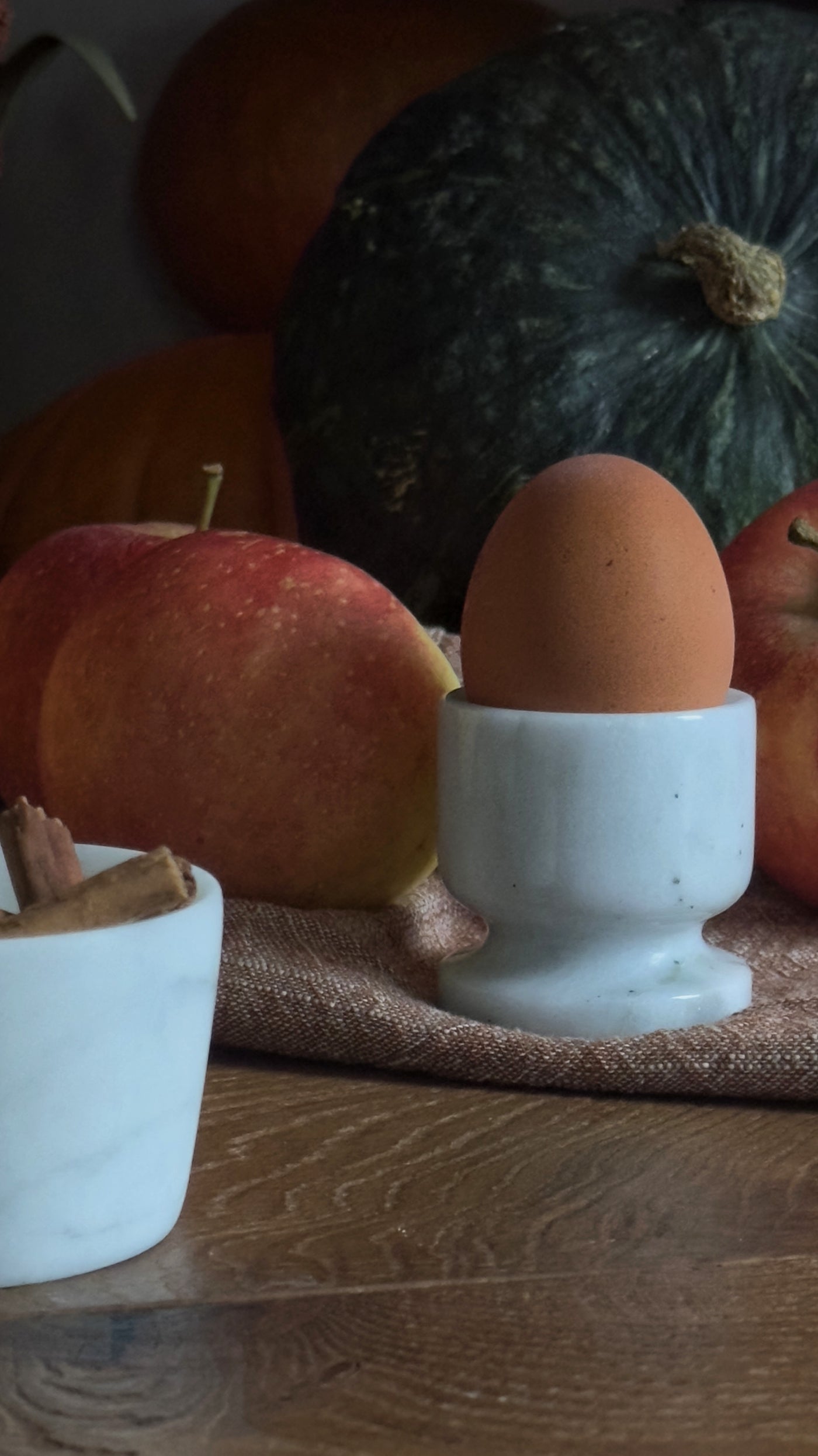 Portauovo in Marmo Bianco Carrara con venature uniche, accessorio elegante per la colazione.