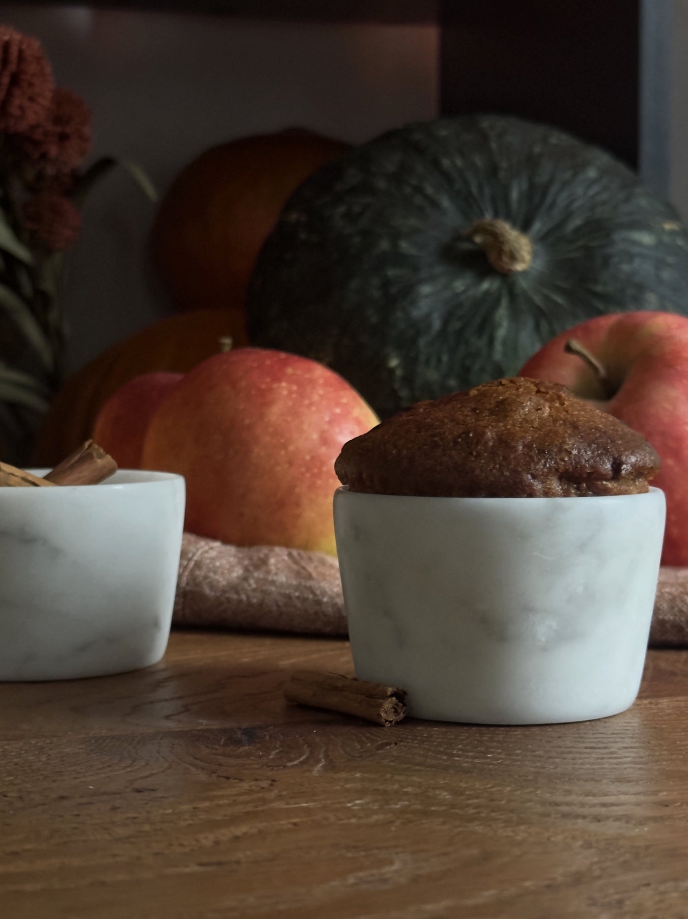 Set di 2 Ciotoline Muffin in Marmo Bianco Carrara con venature uniche, accessorio elegante per la tavola.